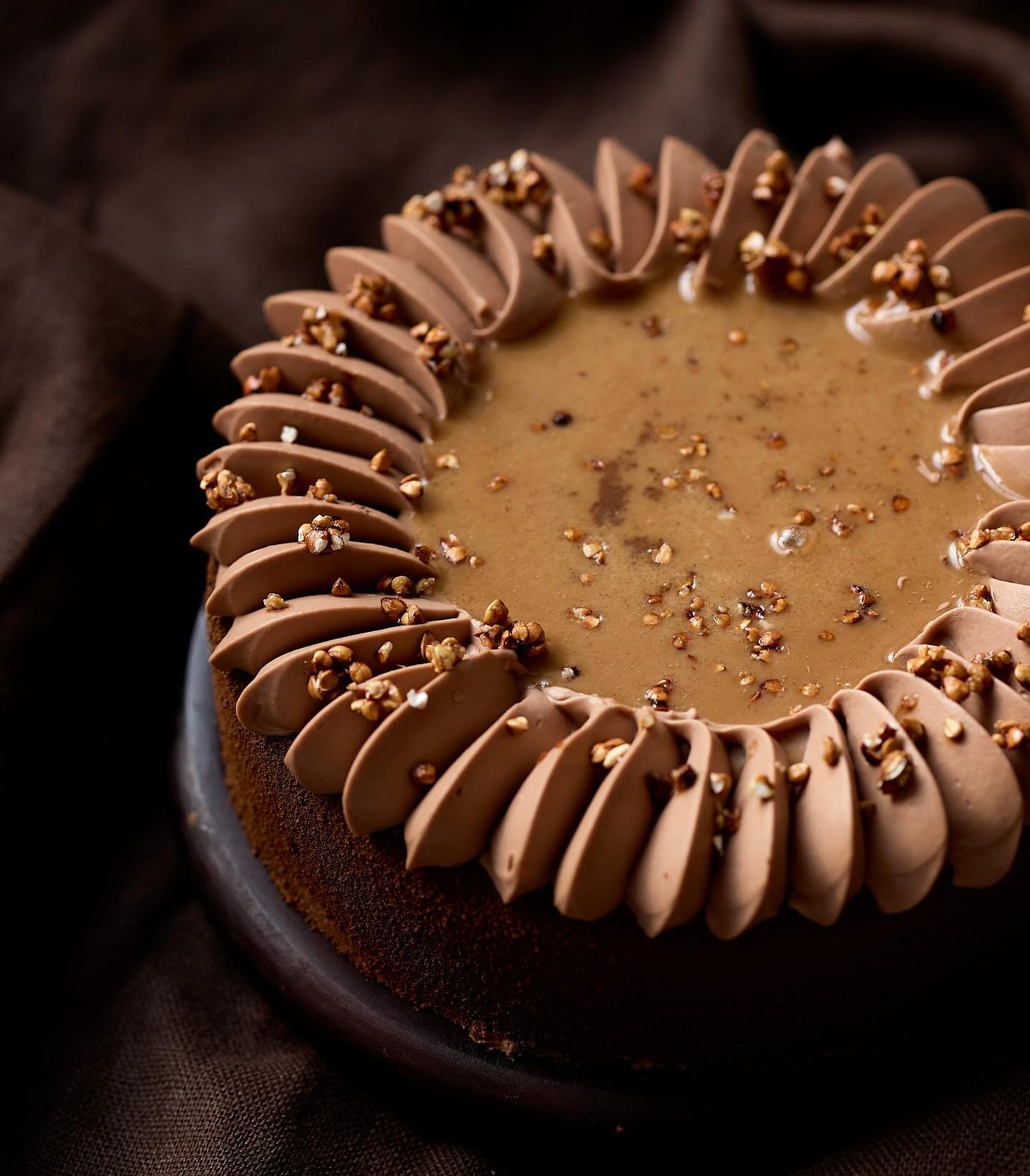 Puisque le printemps est toujours timide, il y a le r&eacute;confort de notre Amour de sobacha (chocolat @chocolatnicolasberger - noisette - pralin&eacute; sarrasin). 🍫 
Swipe si tu veux voir la cascade de pralin&eacute; sarrasin et rendez-vous sur 