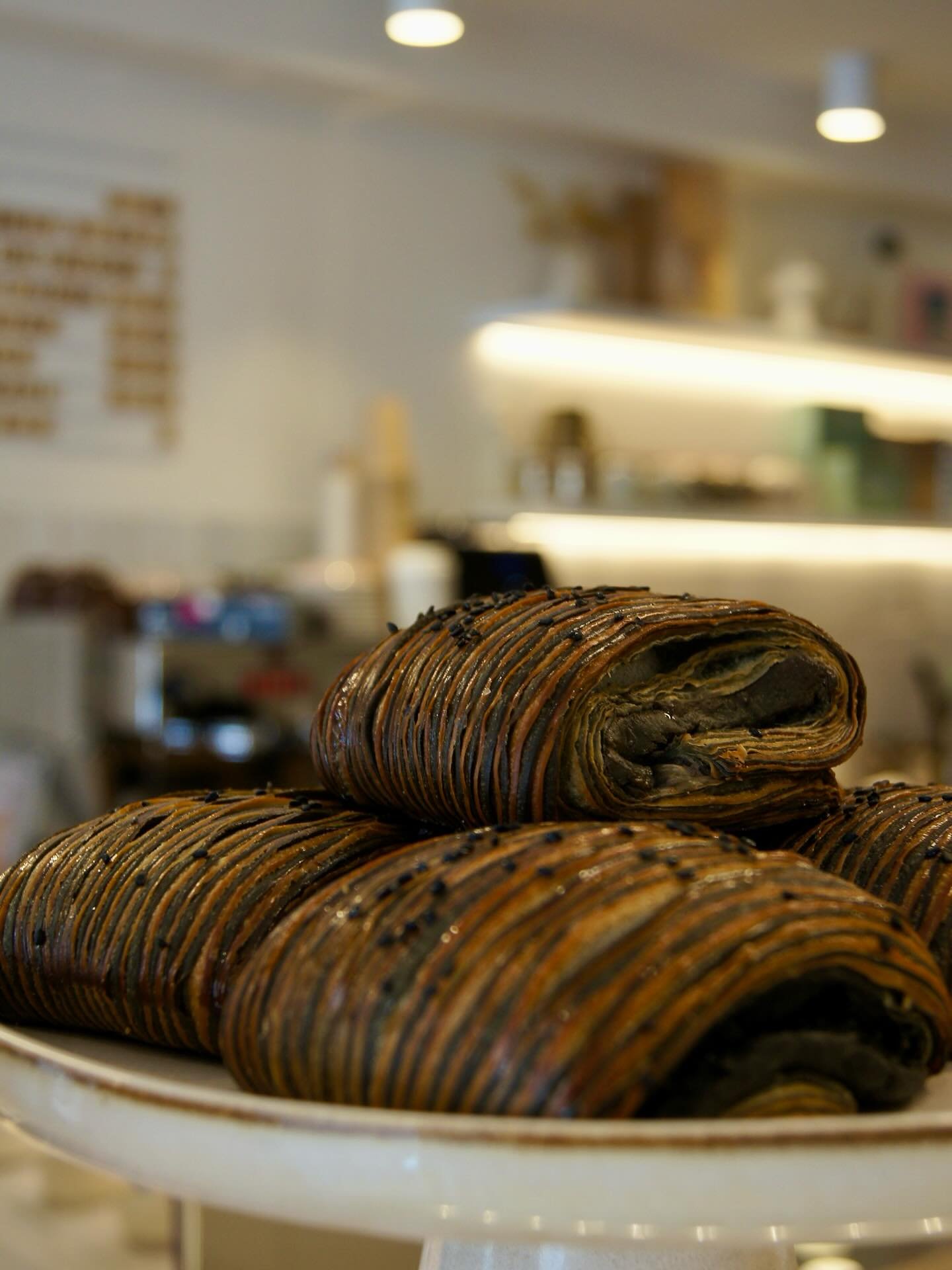 NOUVEAUT&Eacute; VIENNOISERIE 🥐
Pr&eacute;parez-vous &agrave; une explosion de saveurs d&egrave;s la premi&egrave;re bouch&eacute;e&hellip;

Voici notre tout nouveau Pain Suisse s&eacute;same noir &amp; framboise 💗
Un feuilletage dor&eacute; et fon