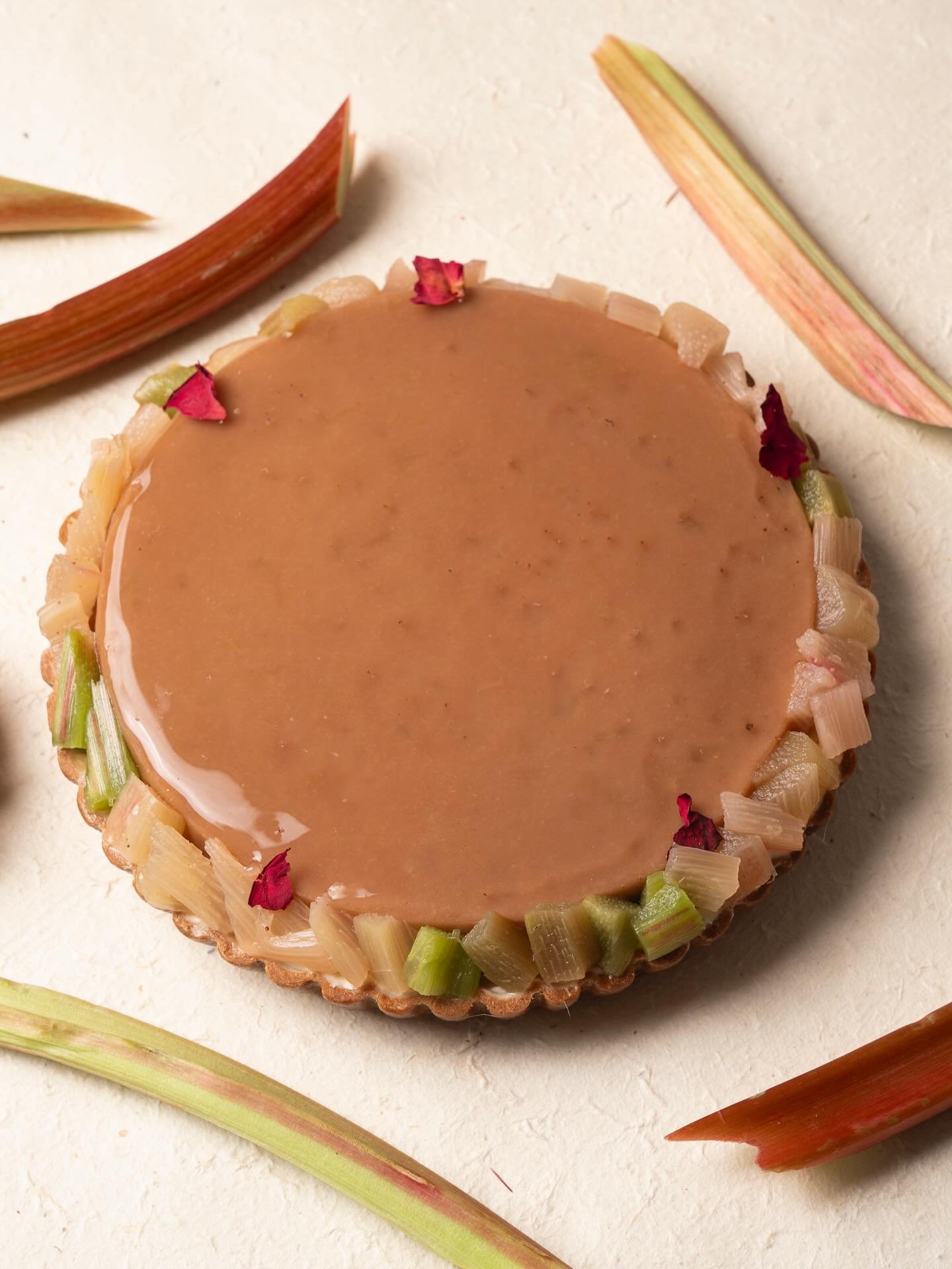 MARDI = GRAND FORMAT CHEZ JOJO &amp; CO 🥧✨
Les amateurs de desserts fruit&eacute;s et floraux vont fondre&hellip;

D&eacute;couvrez La Mira Rosa, une cr&eacute;ation subtile et d&eacute;licate o&ugrave; la rhubarbe rencontre la finesse de la rose et
