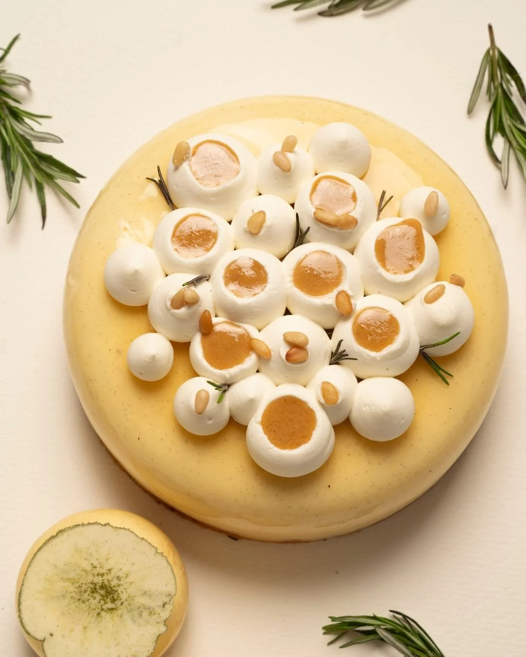 La Douceur Romarin Pignon en grand format&hellip; pour les derniers gourmands de l&rsquo;&eacute;t&eacute; !

Avant notre fermeture annuelle, on vous propose une parenth&egrave;se raffin&eacute;e &agrave; partager : notre p&acirc;tisserie signature a