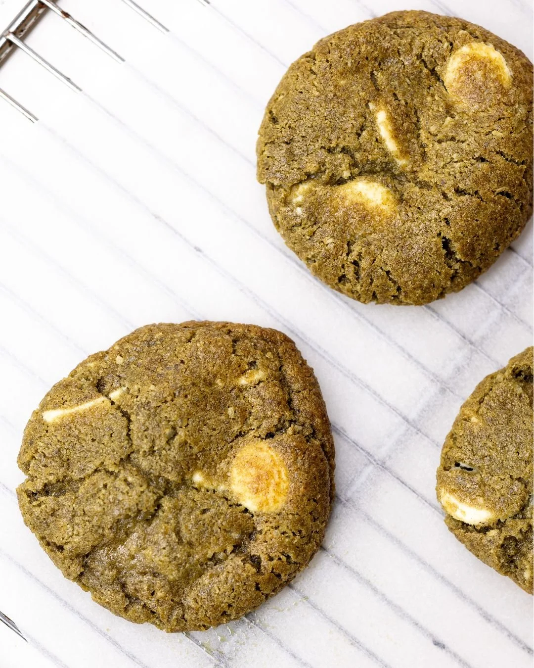 La boutique est ferm&eacute;e&hellip; mais pas question de vous laisser sans douceur ! 💚

On commence notre s&eacute;rie de recettes maison avec un incontournable de Jojo &amp; Co : les Cookies matcha chocolat blanc. 🍵

Cookies Matcha Chocolat Blan