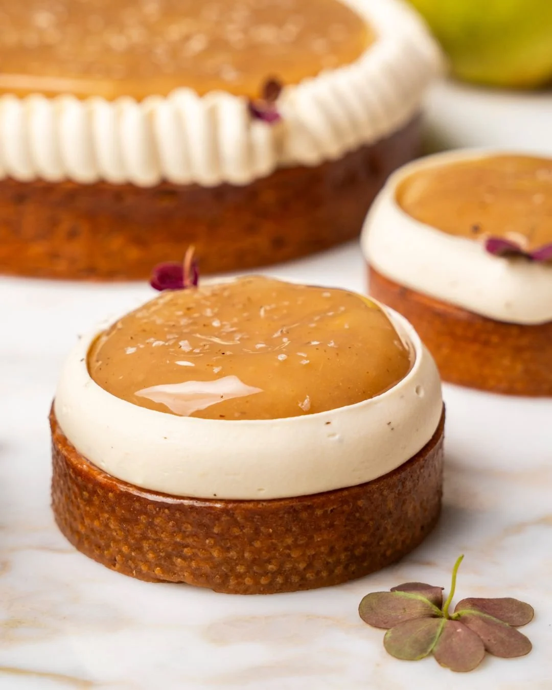 La revoil&agrave;&hellip; encore plus belle ! ✨
Vous l&rsquo;aviez ador&eacute;e l&rsquo;an dernier, notre tarte Poire Tonka est de retour en vitrine 🍐

Une cr&eacute;ation toute en rondeur, o&ugrave; la douceur fondante de la poire rencontre la cha