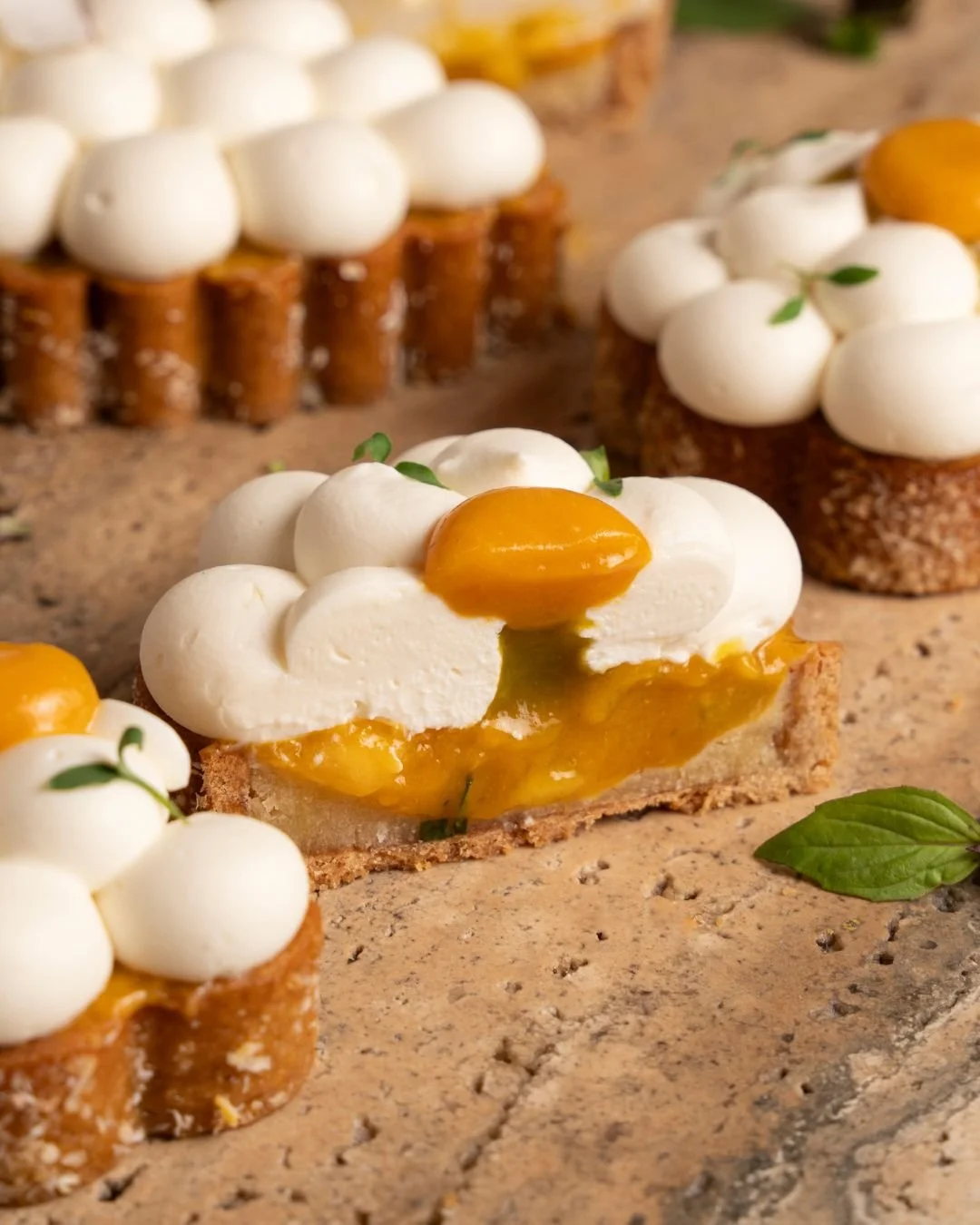 Ce visuel vous dit quelque chose ?
Et pourtant&hellip; c&rsquo;est une toute nouvelle cr&eacute;ation sign&eacute;e Jojo &amp; Co 👀

Madame Coco d&eacute;barque en vitrine : un jeu de textures et de saveurs entre coco, mangue, gingembre et basilic t