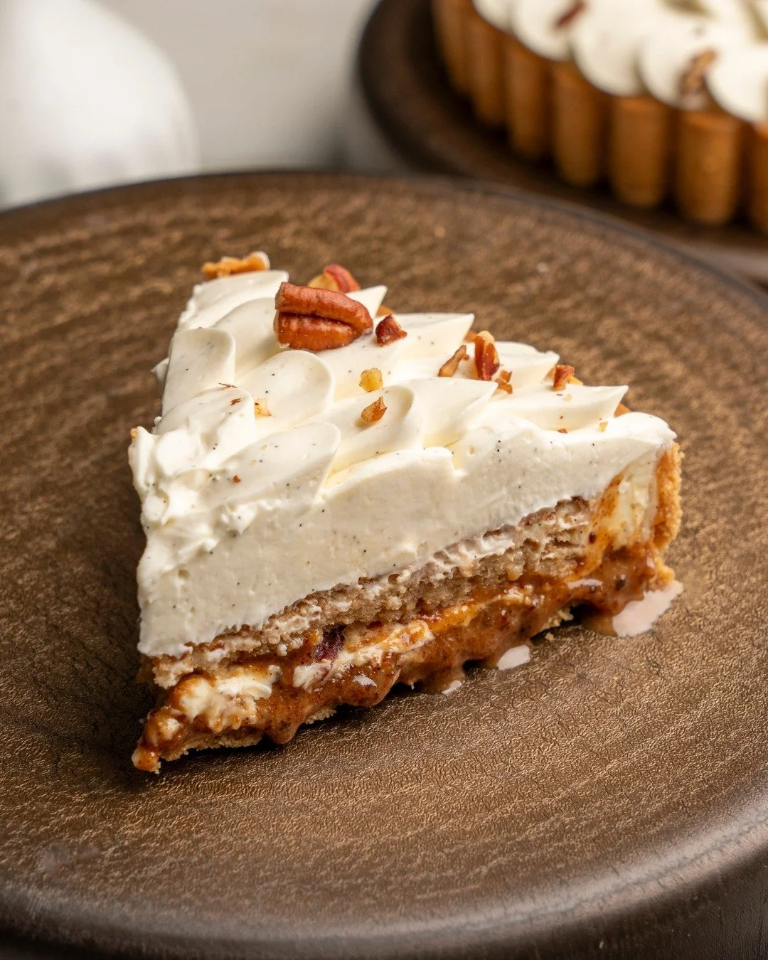 Notre Tarte Vanille P&eacute;can revient illuminer vos tables&hellip; toujours aussi gourmande et r&eacute;confortante 🤍 ! 

Si vous aimez les desserts qui allient douceur, croquant et vanille, celle-ci risque de devenir votre nouvelle obsession : p