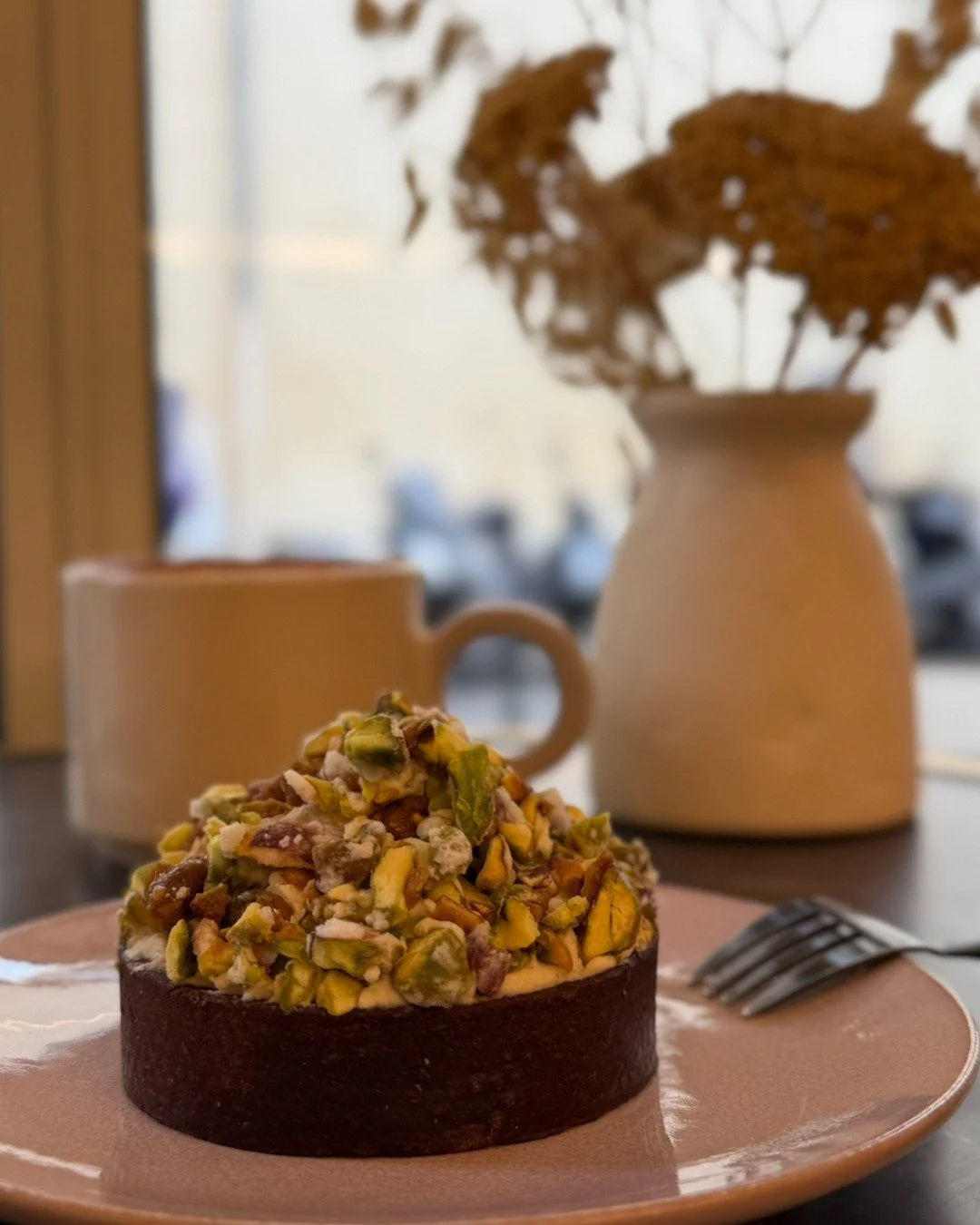 Le week-end approche&hellip; et si vous vous faisiez plaisir avec l&rsquo;une des cr&eacute;ations les plus addictives de Jojo&amp;co ? ✨
La Tarte Gianduja Pistache ! 

Ce qui la rend inoubliable : �
- p&acirc;te sabl&eacute;e cacao,
- pralin&eacute;