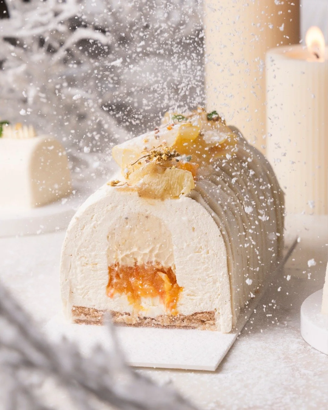 Il y a des cr&eacute;ations qui racontent une histoire&hellip; et notre b&ucirc;che Herbes Folles en fait partie ! 

Pens&eacute;e comme une parenth&egrave;se fra&icirc;che et lumineuse au c&oelig;ur de l&rsquo;hiver, elle c&eacute;l&egrave;bre les a