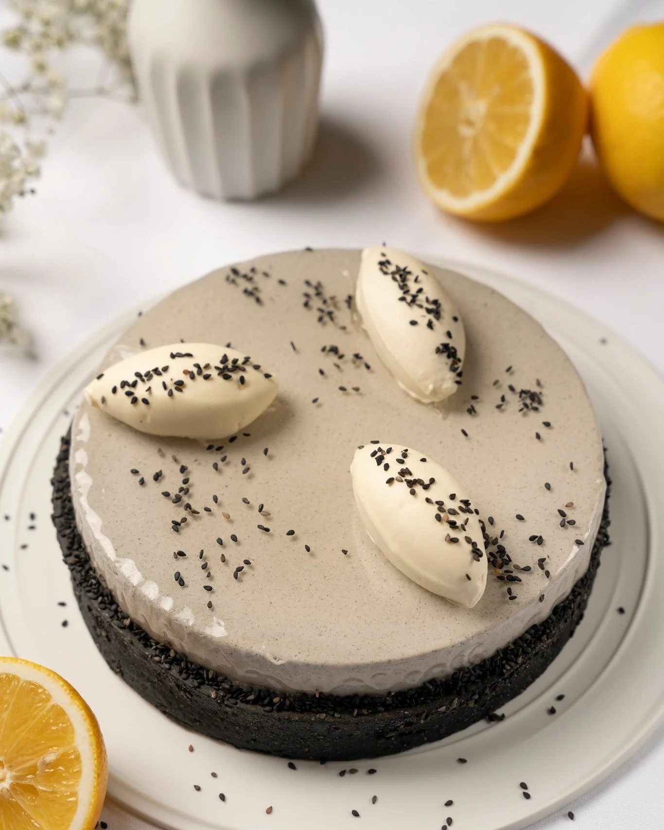 ⚫️ S&Eacute;SAME, OUVRE-TOI

Il y a des desserts qui rassurent.
Et puis il y a ceux qui intriguent, surprennent&hellip; et marquent.

S&eacute;same ouvre-toi, c&rsquo;est l&rsquo;un des classiques de jojo&amp;co.
Une tarte contemporaine, pens&eacute;