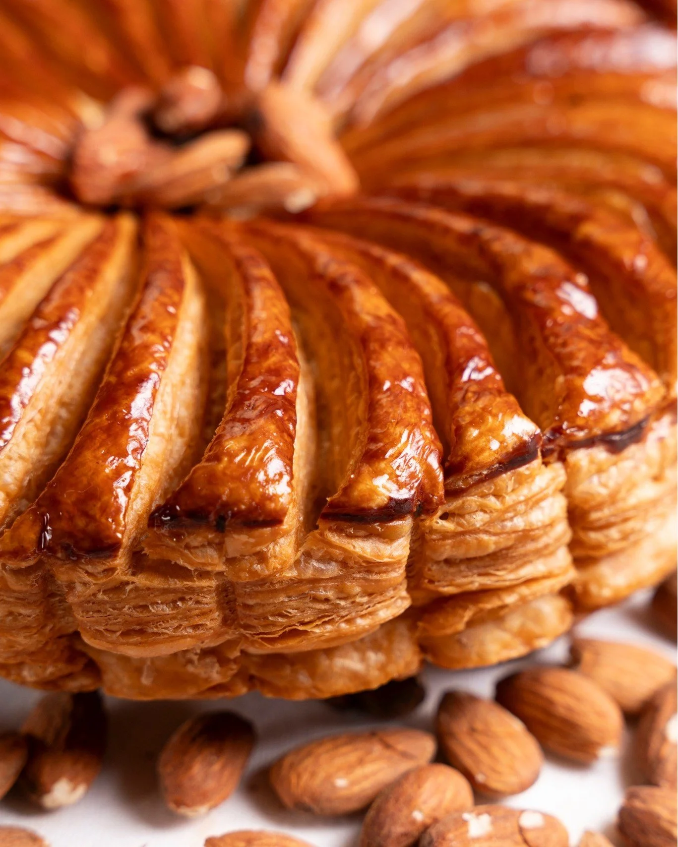 👑 LA SAISON DES GALETTES APPROCHE CHEZ JOJO&amp;CO

Apr&egrave;s les b&ucirc;ches, les f&ecirc;tes&hellip;
Place &agrave; un autre rituel qu&rsquo;on aime tout autant : la galette. 👑

Chez jojo&amp;co, on l&rsquo;a voulue simple, sinc&egrave;re et 