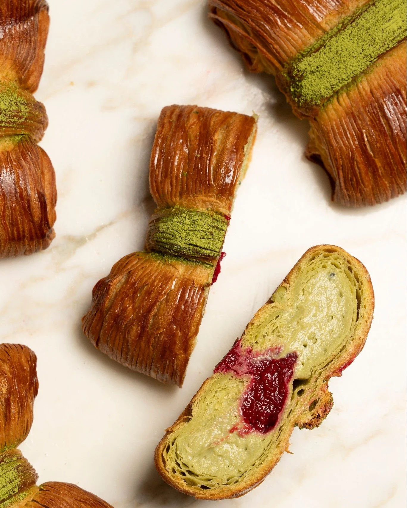 Pour la Saint Valentin, on joue les prolongations jusqu'au petit matin ! ✨

Chez Jojo&amp;Co, on se charge du dessert mais aussi du petit d&eacute;jeuner : 
une ou deux p&acirc;tisseries pour le soir, originales et gourmandes comme on les aime chez J