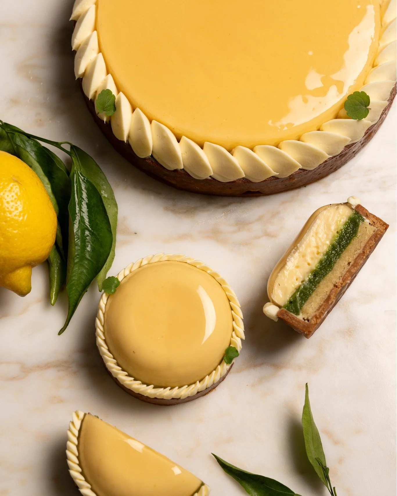 On revient toujours &agrave; elle. 🍋

Notre tarte Citron Basilic.

Un classique, oui. Mais &agrave; notre fa&ccedil;on.

La fra&icirc;cheur acidul&eacute;e du citron.
La subtilit&eacute; herbac&eacute;e du basilic.
Une p&acirc;te sabl&eacute;e croqu