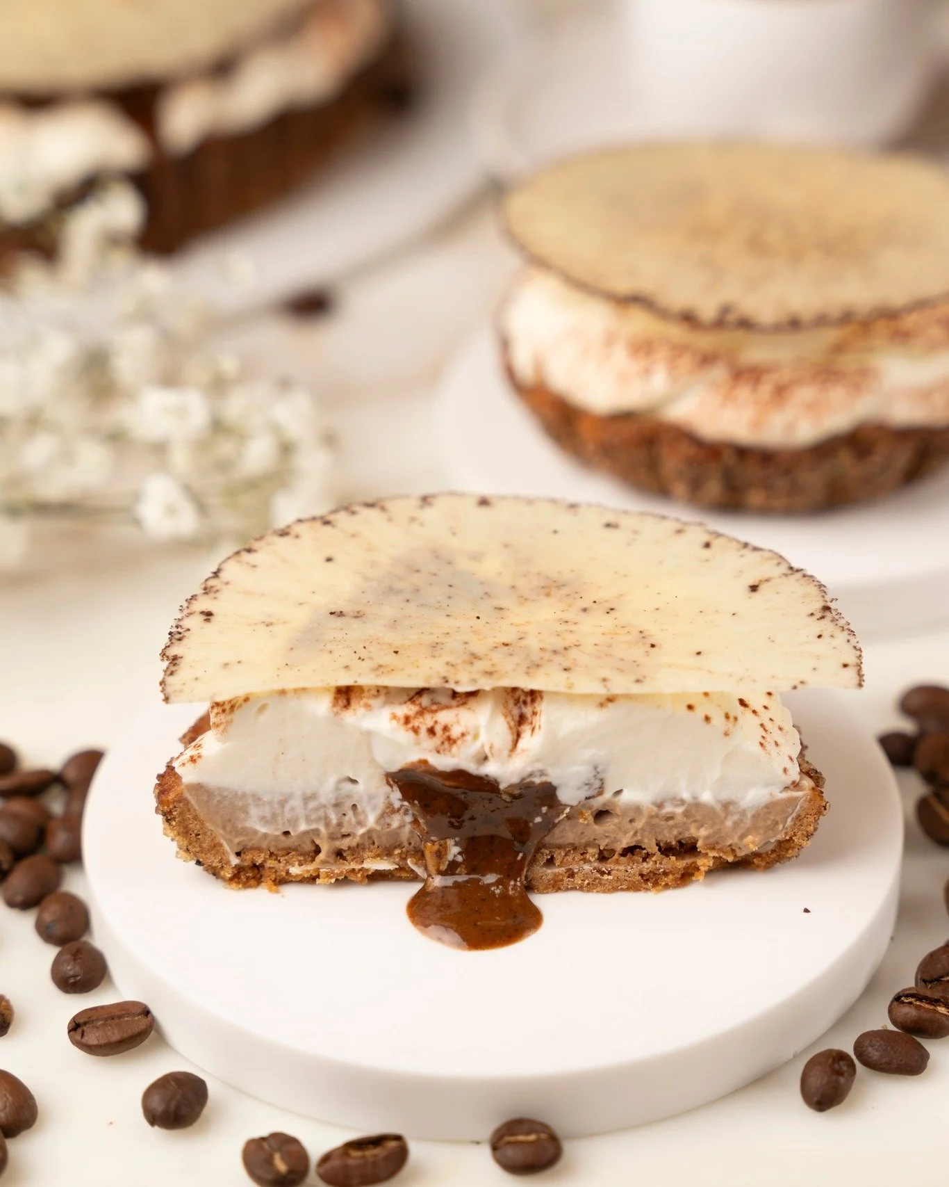 Le caf&eacute;, vous l&rsquo;aimez comment ?

Amer et intense ?
Ou gourmand et twist&eacute; ?

Dolce Vita, c&rsquo;est un caf&eacute; longuement infus&eacute;.
Un pralin&eacute; enveloppant.
Une touche de cardamome verte.

Croustillant.
Fondant.
L&e