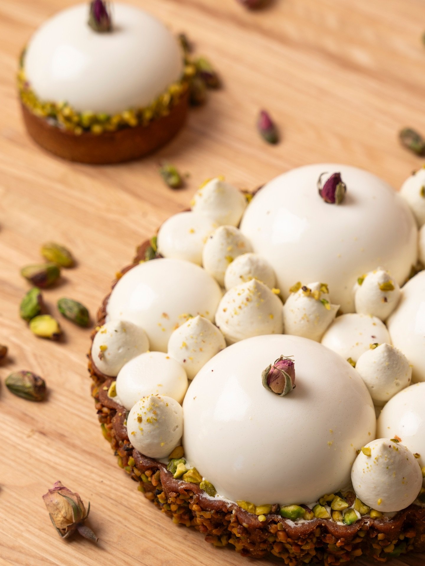 La pistache comme vous ne l&rsquo;avez jamais go&ucirc;t&eacute;e. 💚

Notre tarte libanaise, c&rsquo;est d&rsquo;abord une p&acirc;te sabl&eacute;e bien craquante.

Puis une cr&egrave;me d&rsquo;amande pistache intense et g&eacute;n&eacute;reuse.

U