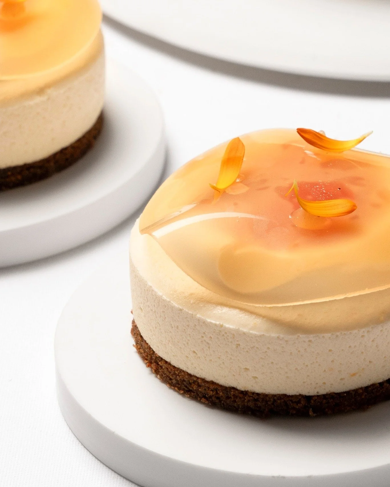 On voulait un cheesecake lumineux. ✨

Rosa Bonheur, c&rsquo;est :
La vivacit&eacute; du pamplemousse.
La douceur exotique du litchi.
Une mousse cream-cheese a&eacute;rienne et onctueuse.

Un c&oelig;ur intense pamplemousse-litchi.#Un gel au pomelo ch
