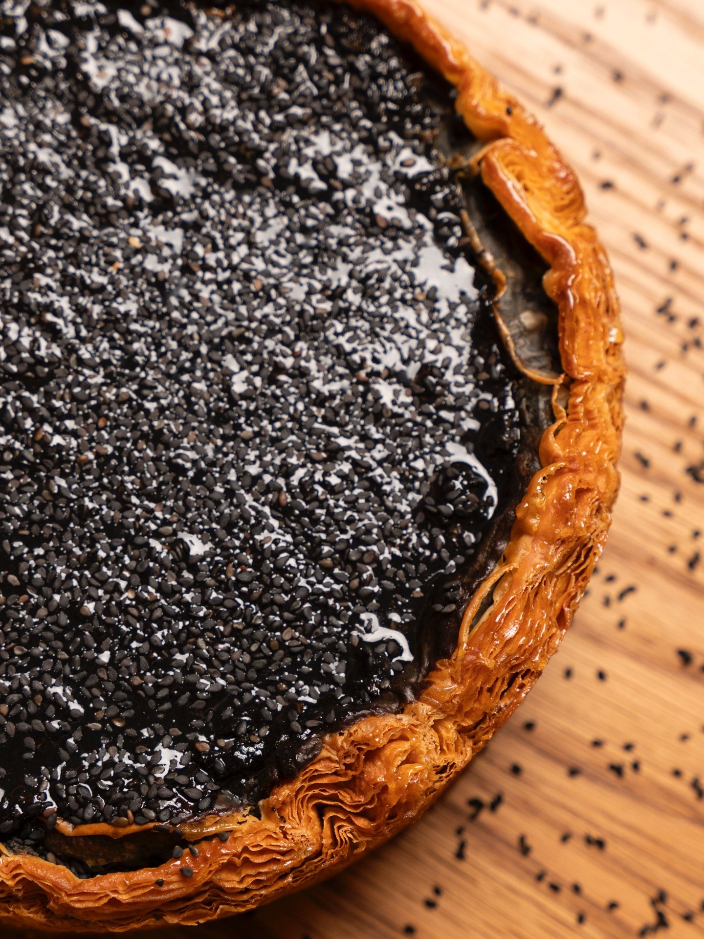 Noir, intense, d&eacute;licatement toast&eacute; 🖤

Notre nouveau flan du mois au s&eacute;same noir s&rsquo;invite en vitrine et d&eacute;voile une texture fondante &agrave; souhait, sublim&eacute;e par une p&acirc;te parfaitement dor&eacute;e et c