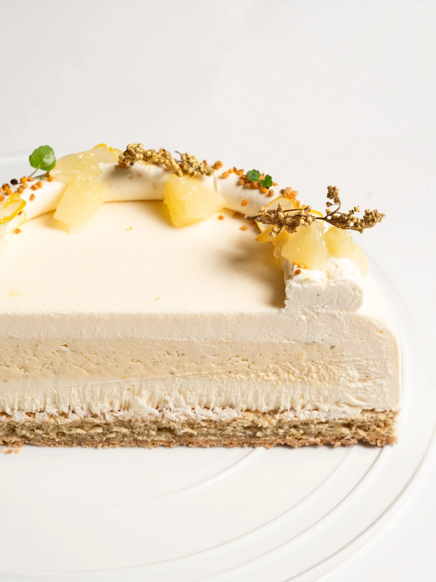 🍋 Cette semaine, le citron est &agrave; l&rsquo;honneur chez Jojo &amp; Co.

On vous pr&eacute;sente notre nouveaut&eacute; : le Lemon Gr&acirc;ce

Un dessert d&eacute;licat et &eacute;quilibr&eacute;, pens&eacute; comme une immersion dans un jardin