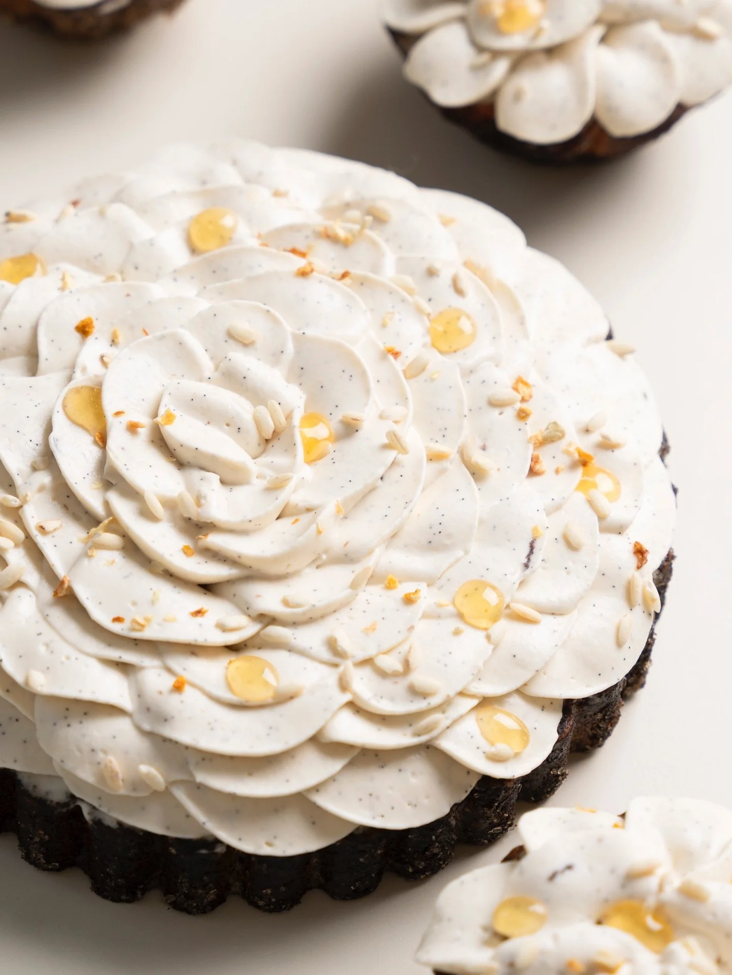 Retour en enfance 🤍

Cette semaine, d&eacute;couvrez une autre de nos nouvelles cr&eacute;ations : l&rsquo;Infusion Blanche

Un dessert tout en nuances, qui revisite les saveurs de l&rsquo;enfance avec finesse.

On y retrouve la douceur du riz au la