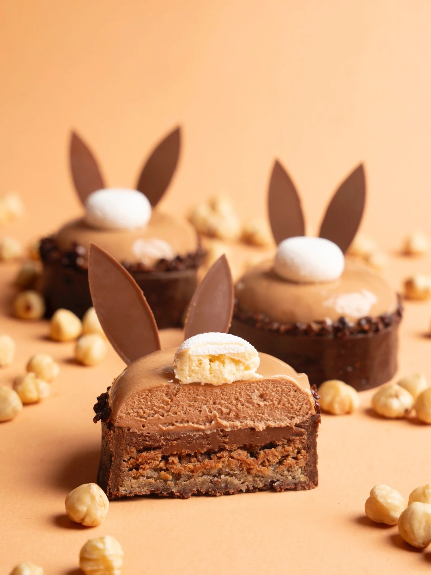 🐣 Le compte &agrave; rebours est lanc&eacute;&hellip;

Pour P&acirc;ques, Jojo &amp; Co d&eacute;voile sa cr&eacute;ation signature : la Tarte Little Rabbit 🐰🍫

Une p&acirc;tisserie aussi r&eacute;gressive que raffin&eacute;e :

- une base cacao
-