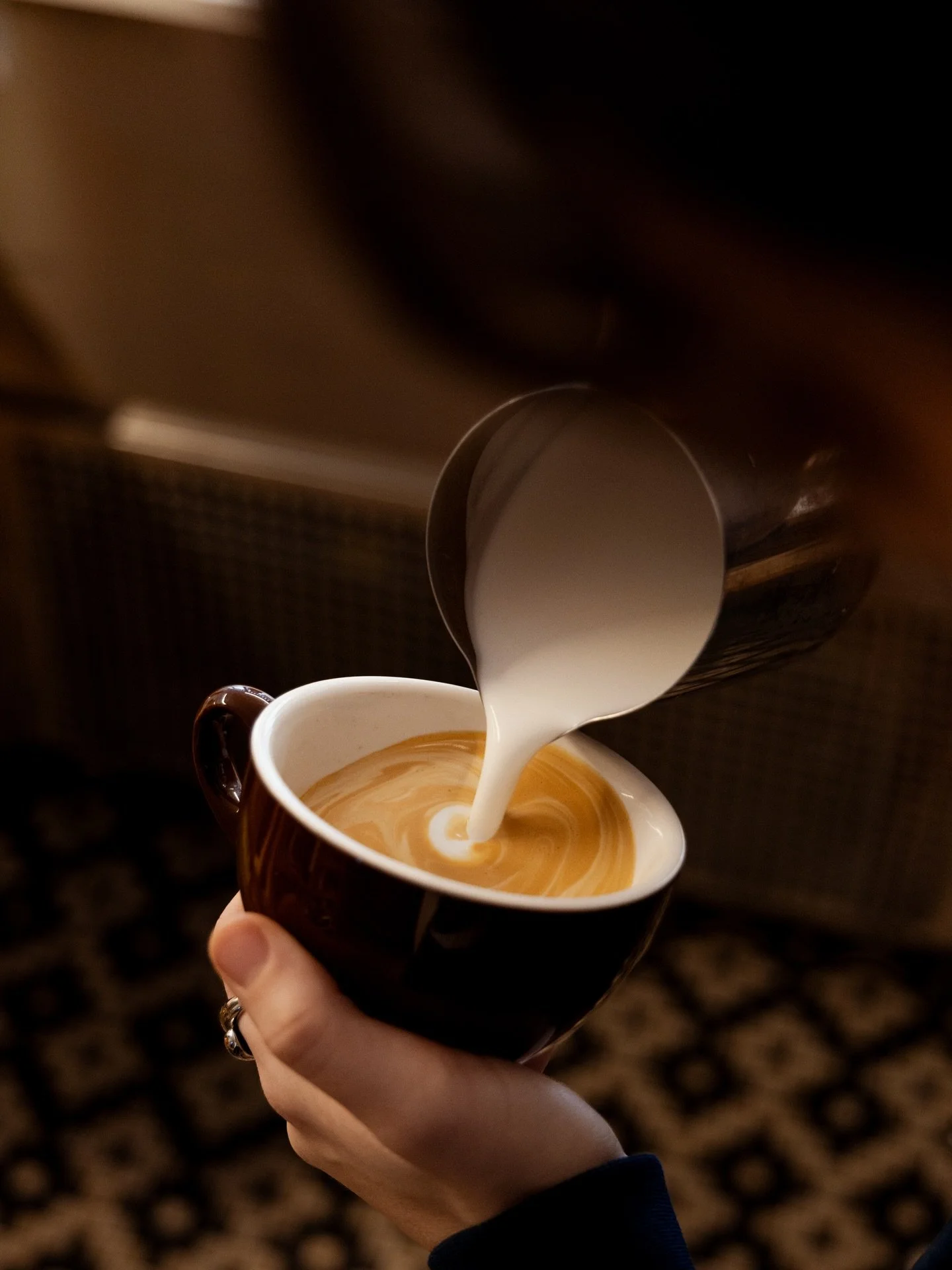 Un latte pour bien finir la semaine ☕️👀

Sur place ou to go ?

Il vous attend au 37 rue du Roi de Sicile, 75004 Paris 🤍