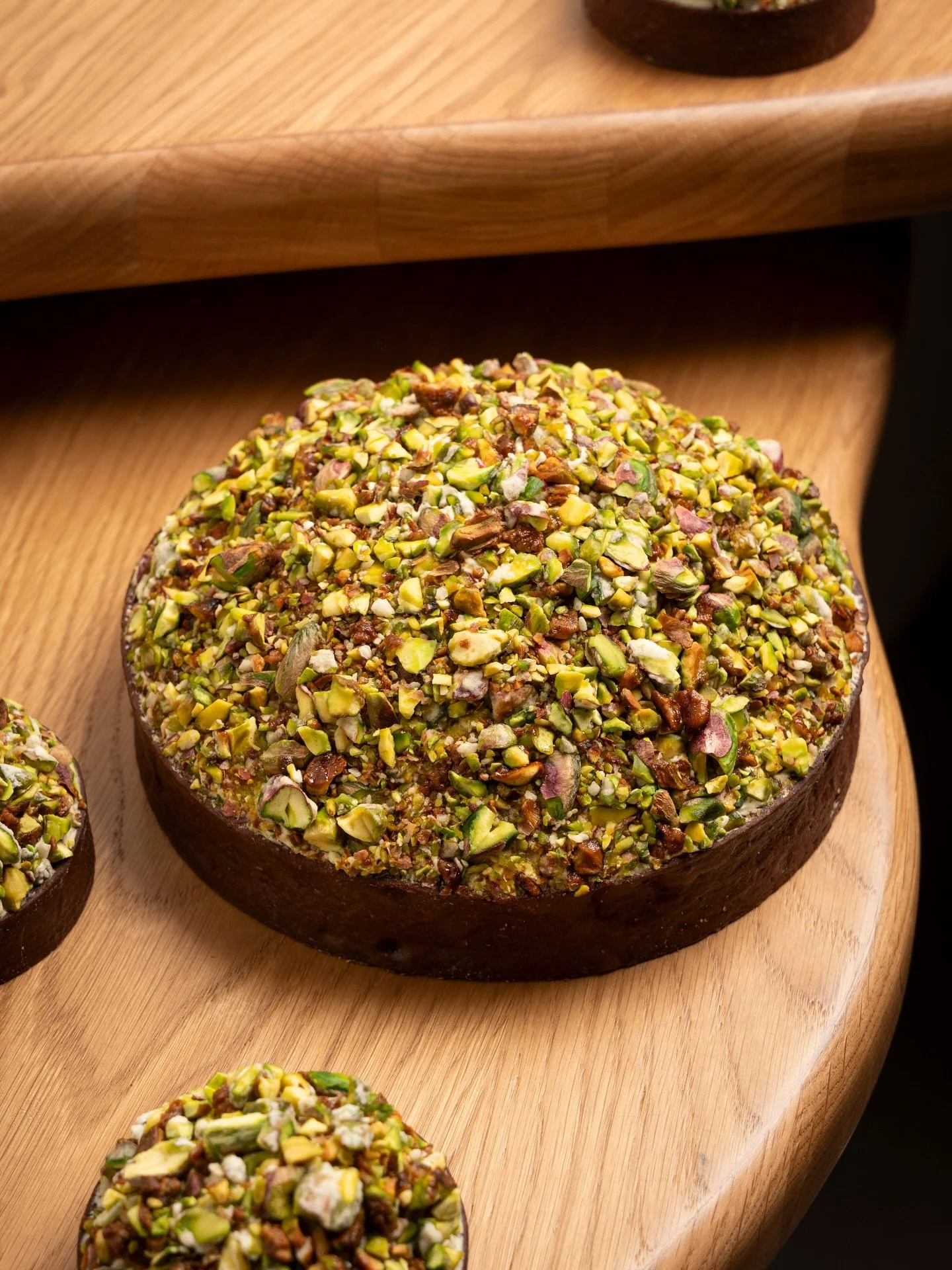 Team pistache ? 

La tarte Pistache Gianduja 💚
Un des grands incontournables de la maison.

Elle revient chaque saison&hellip; et impossible de s&rsquo;en lasser.

Un gianduja onctueux, une pistache intense, et des textures &agrave; tomber.

P&acirc