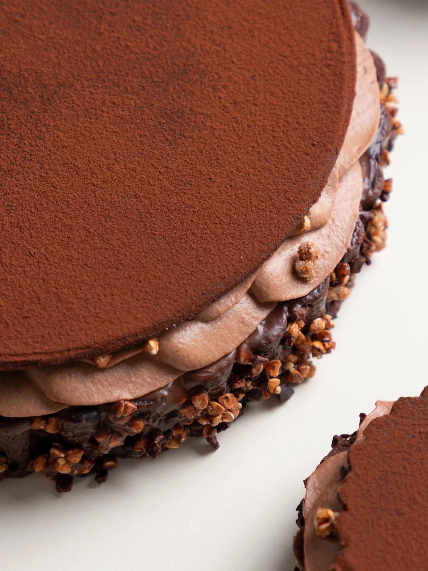 Brown is the new black 🍫

D&eacute;couvrez la Tarte Kasham, une cr&eacute;ation pens&eacute;e pour les vrais amateurs de chocolat.

Entre notes torr&eacute;fi&eacute;es, douceur et textures qui se r&eacute;pondent, chaque bouch&eacute;e est parfaite