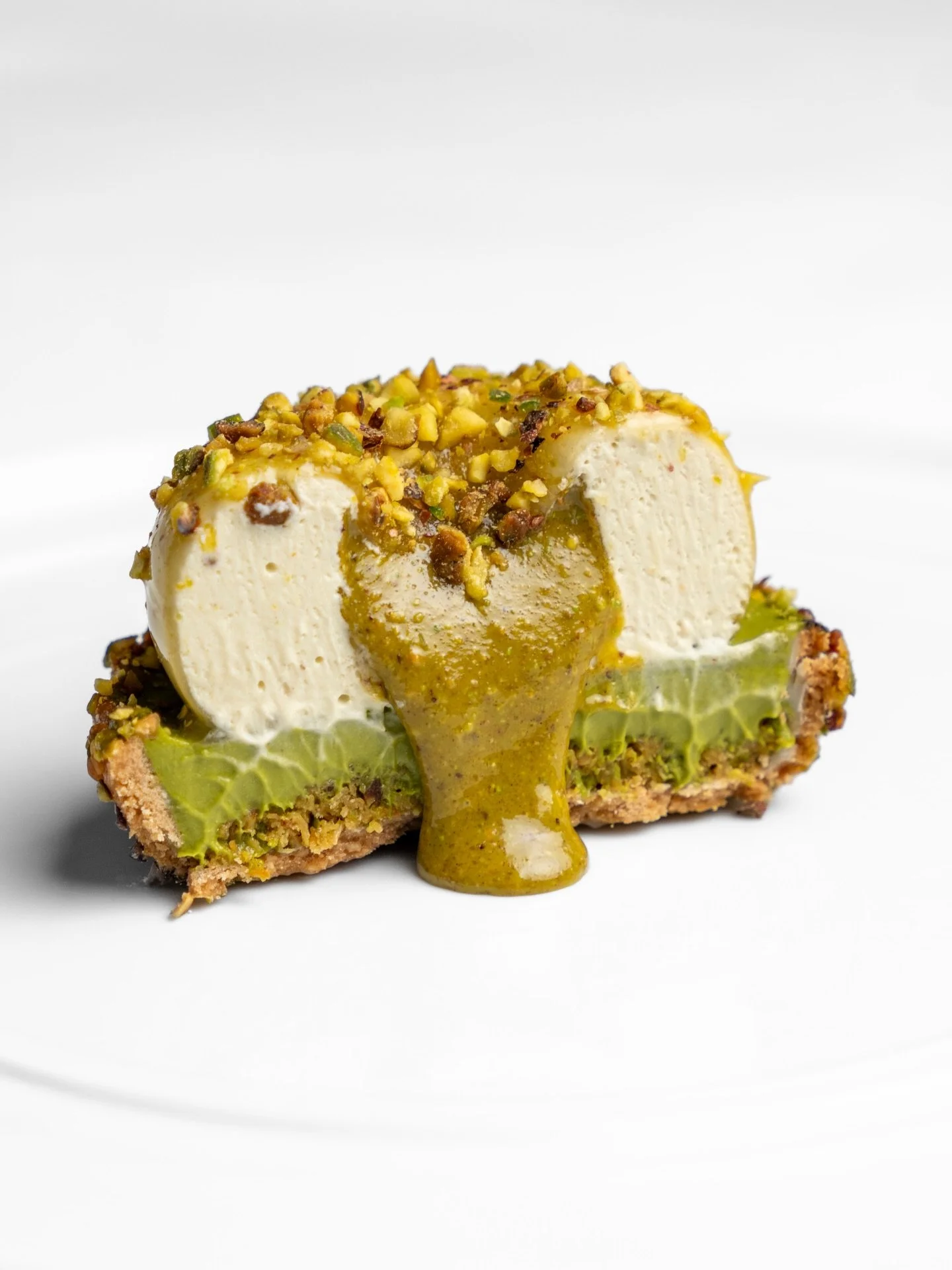 Si vous arrivez &agrave; r&eacute;sister&hellip; c&rsquo;est que vous &ecirc;tes plus fort que nous 🤤

Une base sabl&eacute;e l&eacute;g&egrave;rement croustillante, un biscuit brownie au matcha moelleux, une mousse de lait &agrave; la pistache tout