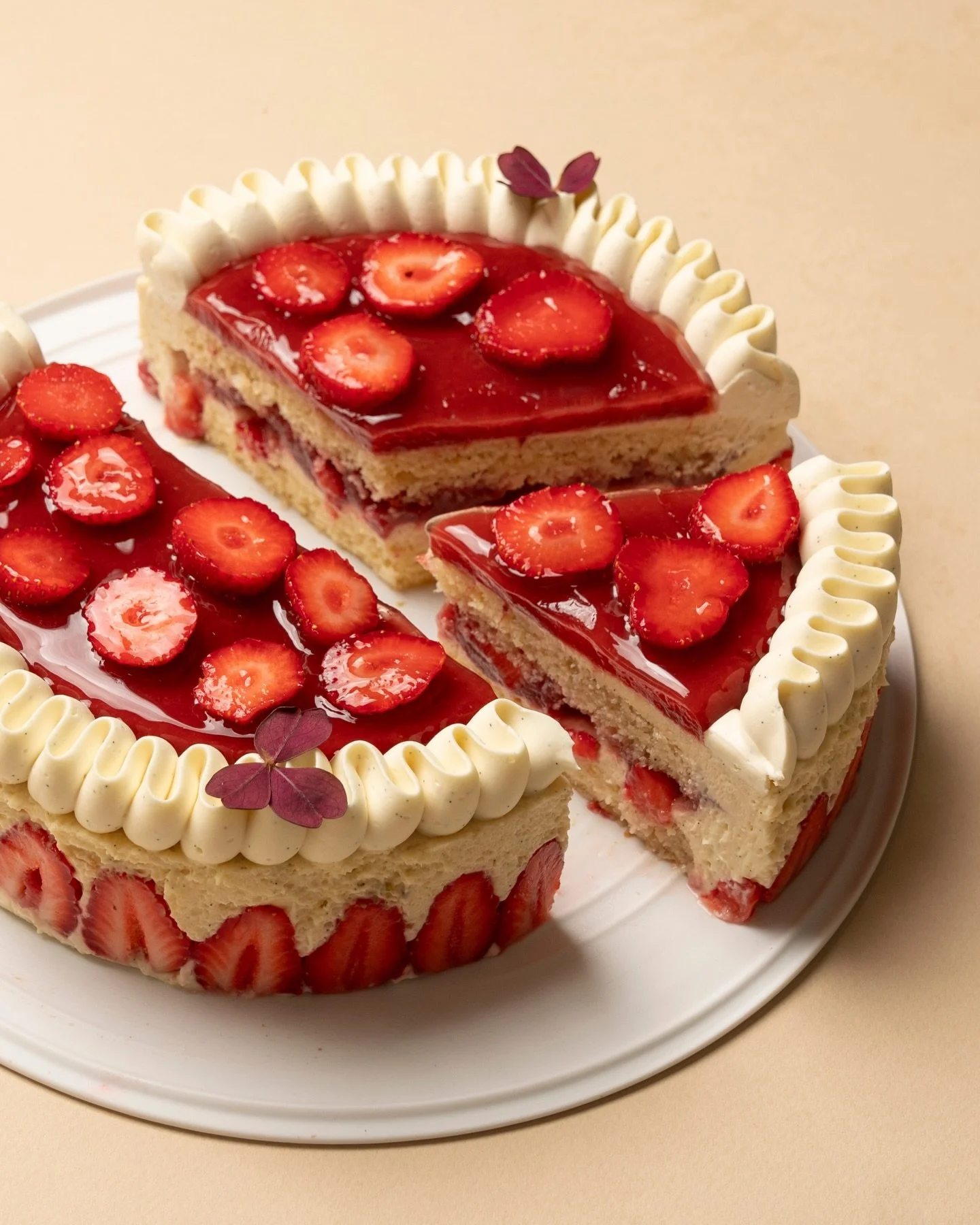 Le printemps est l&agrave;&hellip; et le fraisier aussi 🍓

Cette ann&eacute;e, on vous propose une version ganache mont&eacute;e vanille : plus l&eacute;g&egrave;re, plus douce, mais toujours aussi g&eacute;n&eacute;reuse.

Une base de biscuit pain 