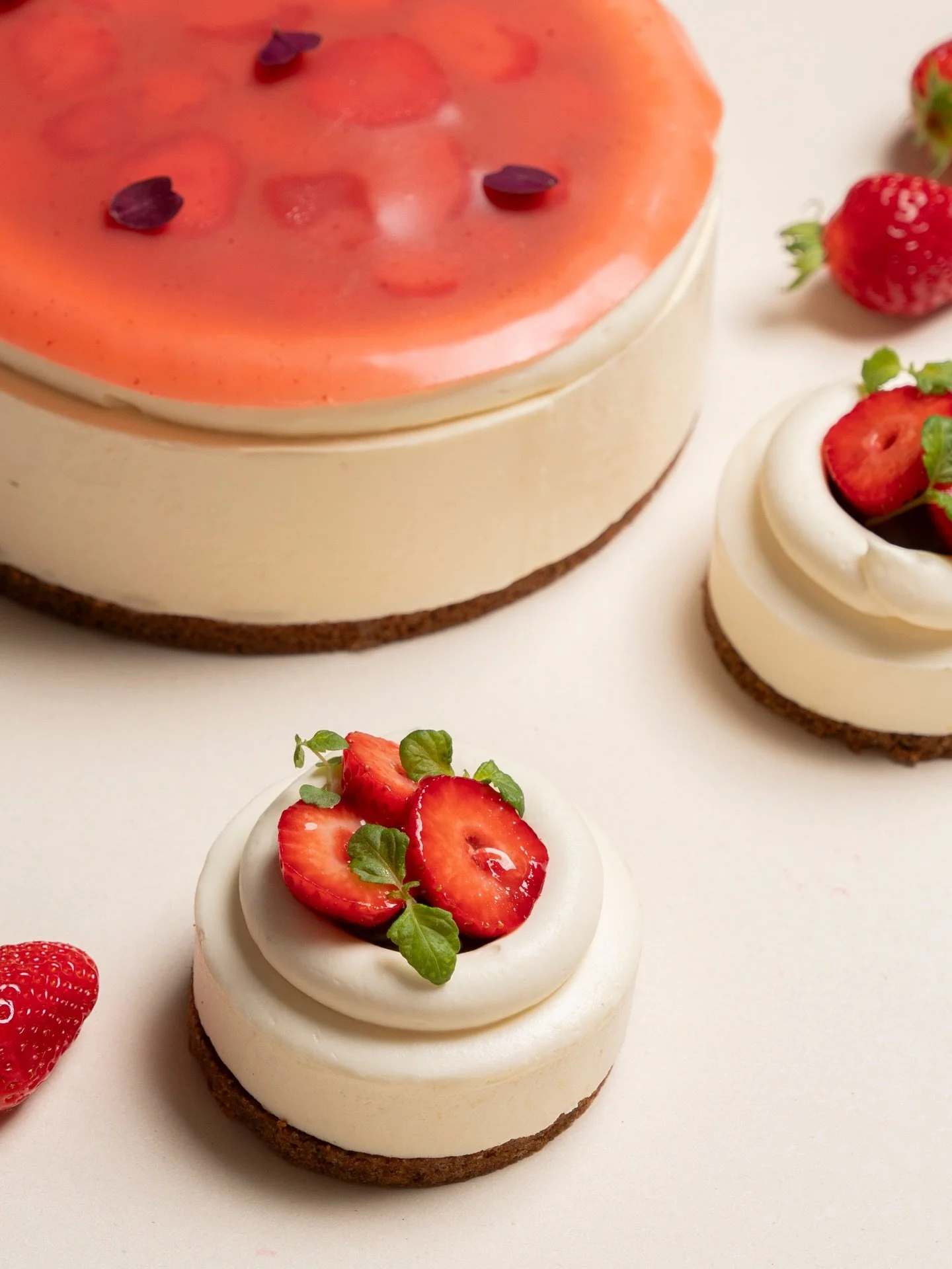 🍓 Cette fois-ci, la fraise se glisse dans notre cheesecake

L&rsquo;Oba Fraise, on l&rsquo;a travaill&eacute;e tout en fra&icirc;cheur : une mousse cream-cheese citron l&eacute;g&egrave;re, un confit de fraise relev&eacute; au shiso vert pour apport