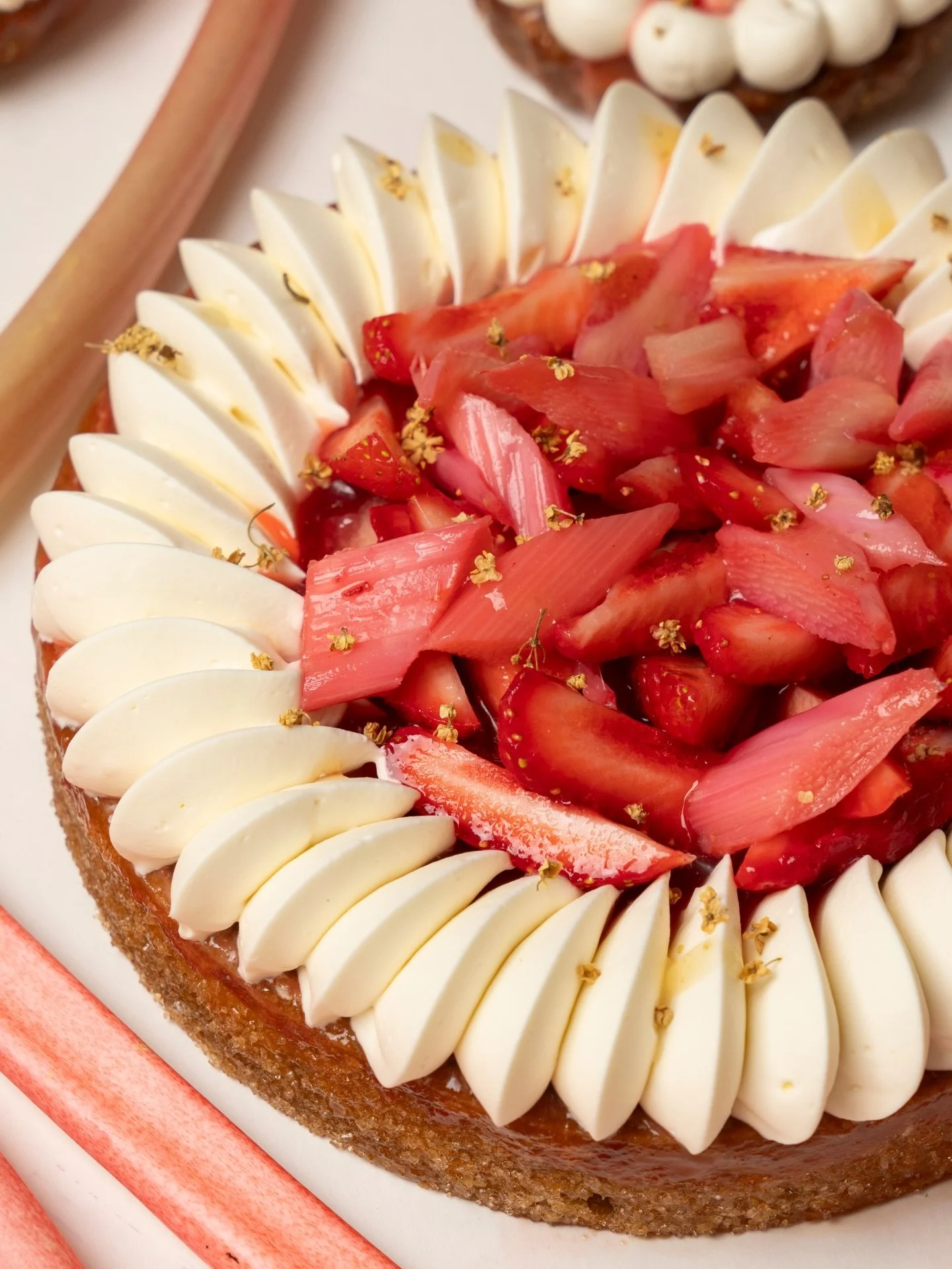 ✨ La Tarte &Eacute;clat Rouge ✨

Avec les beaux jours qui arrivent, difficile de r&eacute;sister &agrave; l&rsquo;envie de travailler les fruits de saison&hellip;

Laissez-nous vous la d&eacute;crire.

➡️ D&rsquo;abord, la rhubarbe, elle apporte cett