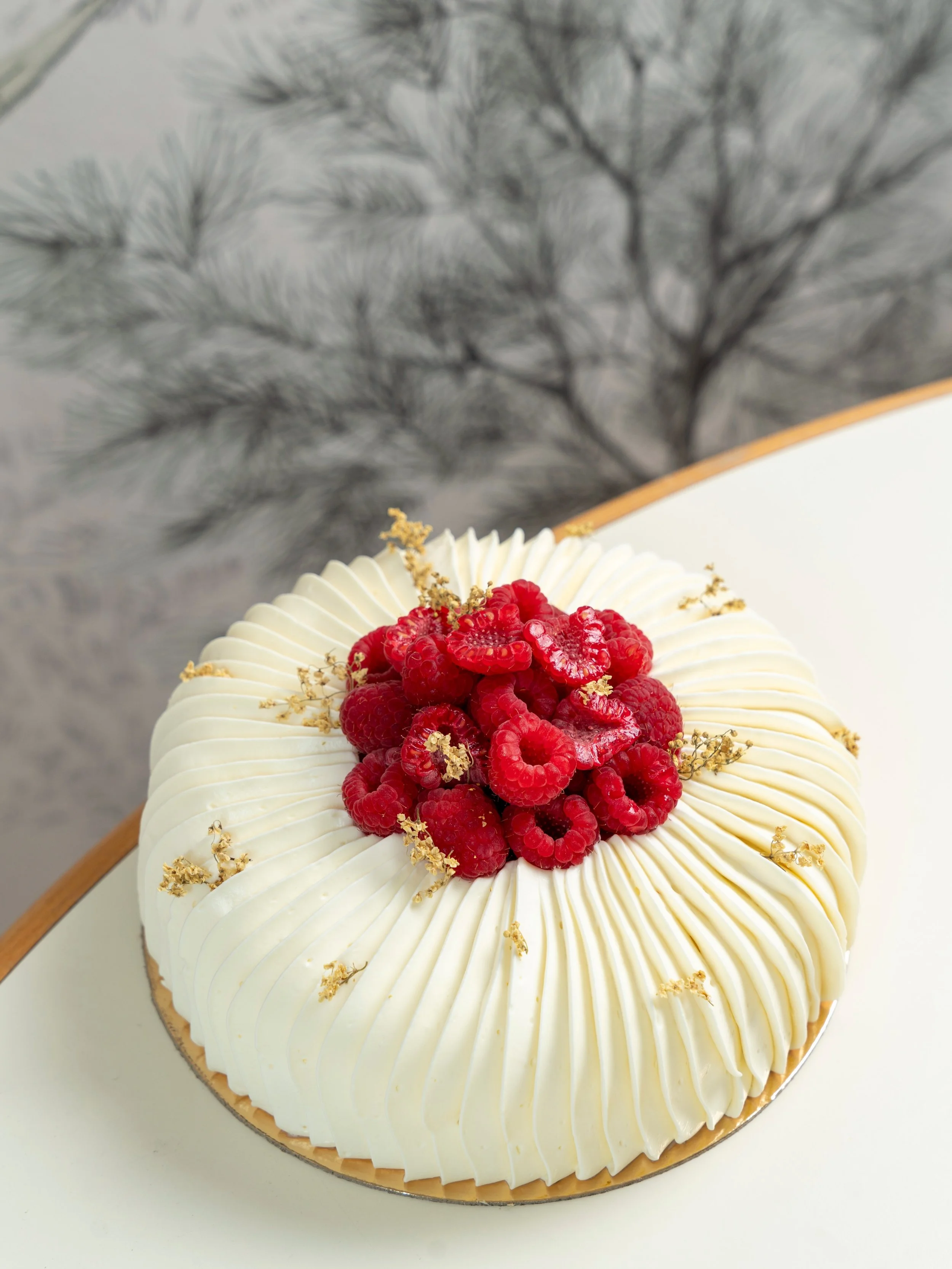 Le dessert qui annonce doucement le retour des beaux jours 🌸✨

Notre Framboisier revisit&eacute; m&ecirc;le la l&eacute;g&egrave;ret&eacute; d&rsquo;un biscuit japonais ultra moelleux fa&ccedil;on chiffon cake, une chantilly d&eacute;licate &agrave;