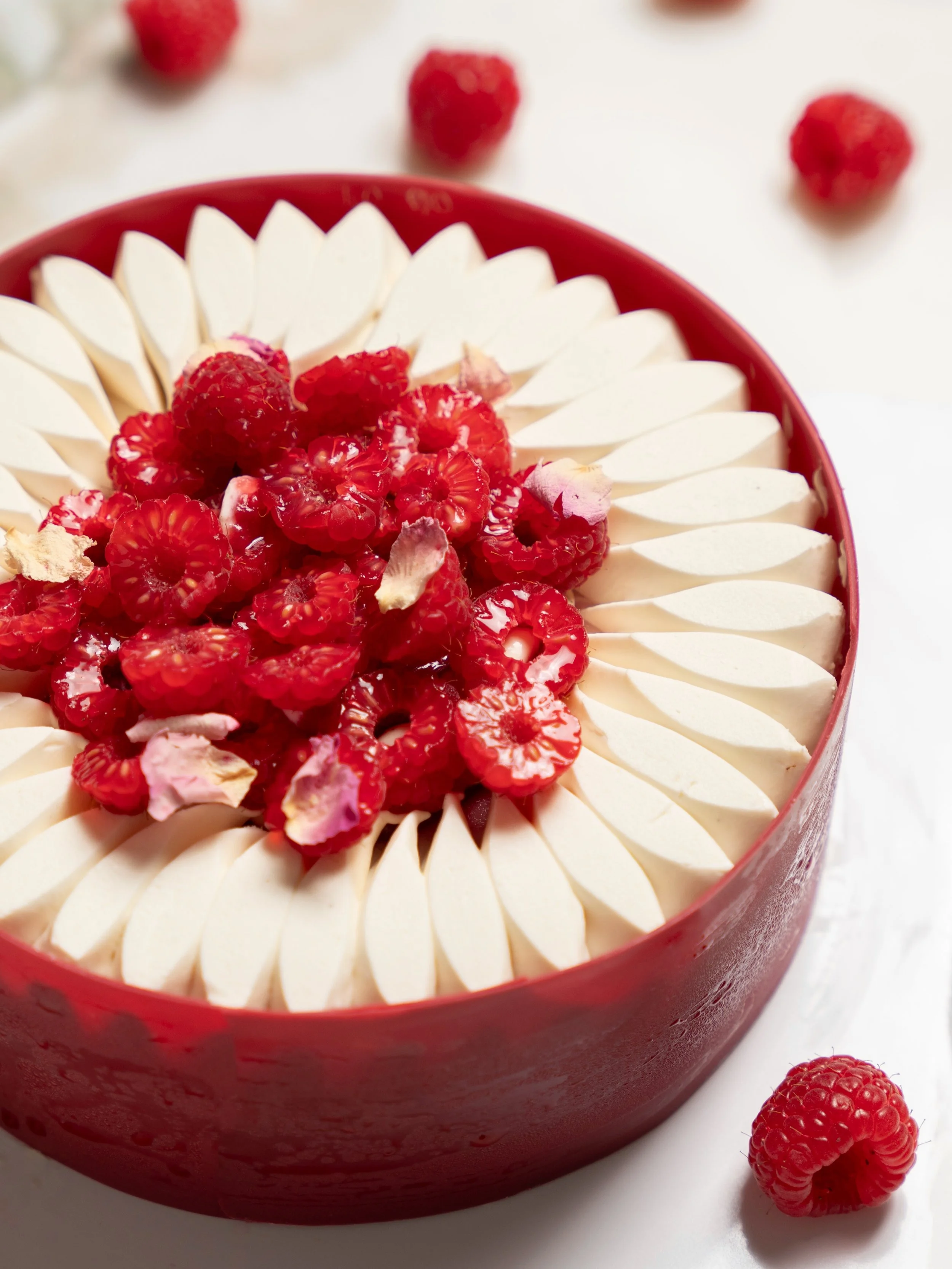 Mama Sakura 🌸

Pour la F&ecirc;te des M&egrave;res, d&eacute;couvrez l&rsquo;une de nos cr&eacute;ations imagin&eacute;es sp&eacute;cialement pour l&rsquo;occasion ✨

Un entremets d&eacute;licat et floral autour de la framboise, de la rose et du sak