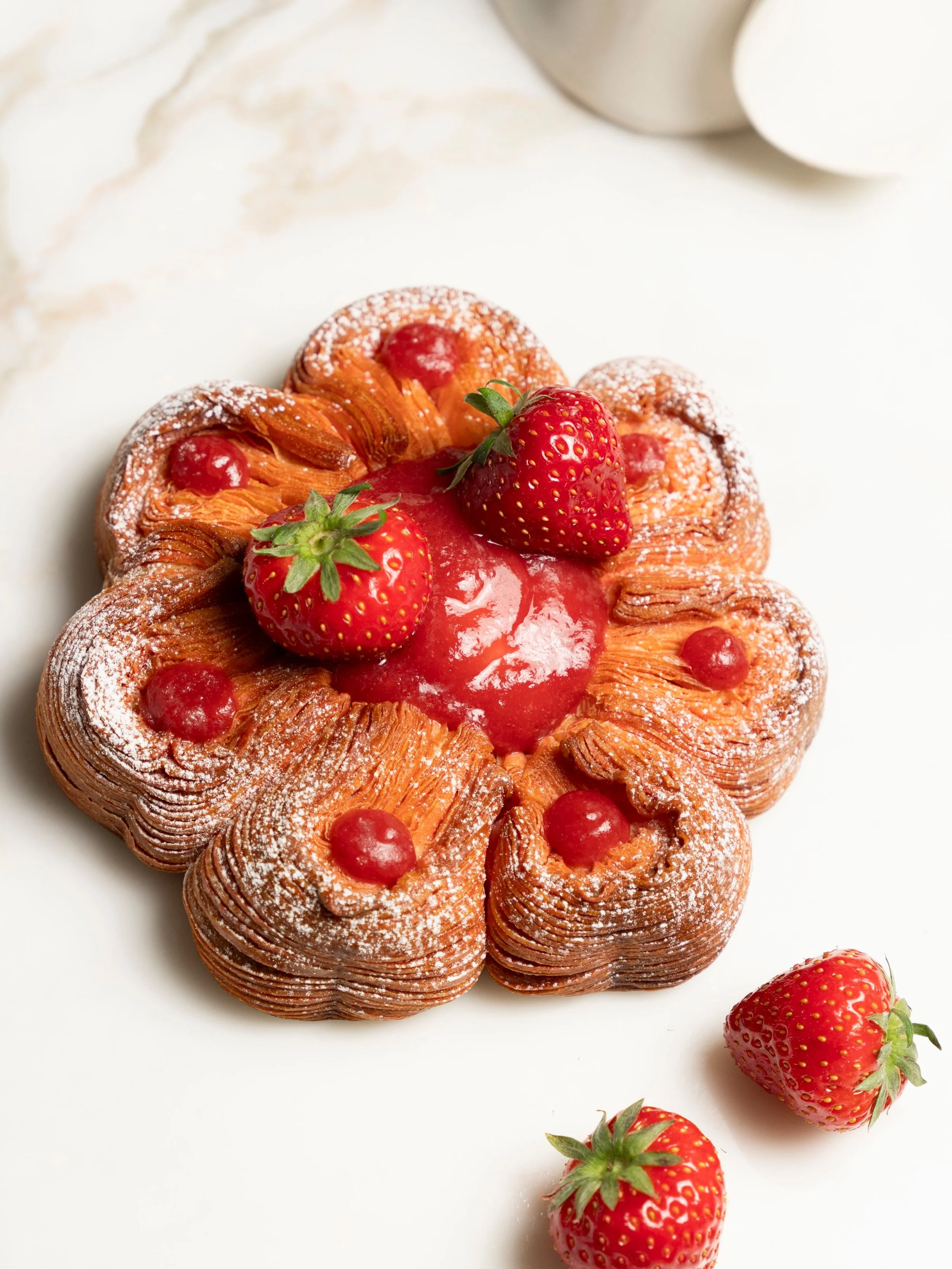 Sp&eacute;ciale F&ecirc;te des M&egrave;res 💌

On vous d&eacute;voile la deuxi&egrave;me cr&eacute;ation imagin&eacute;e pour l&rsquo;occasion 🍓✨

P&eacute;tales de Fraise : une viennoiserie &agrave; partager &agrave; deux, pens&eacute;e autour de 