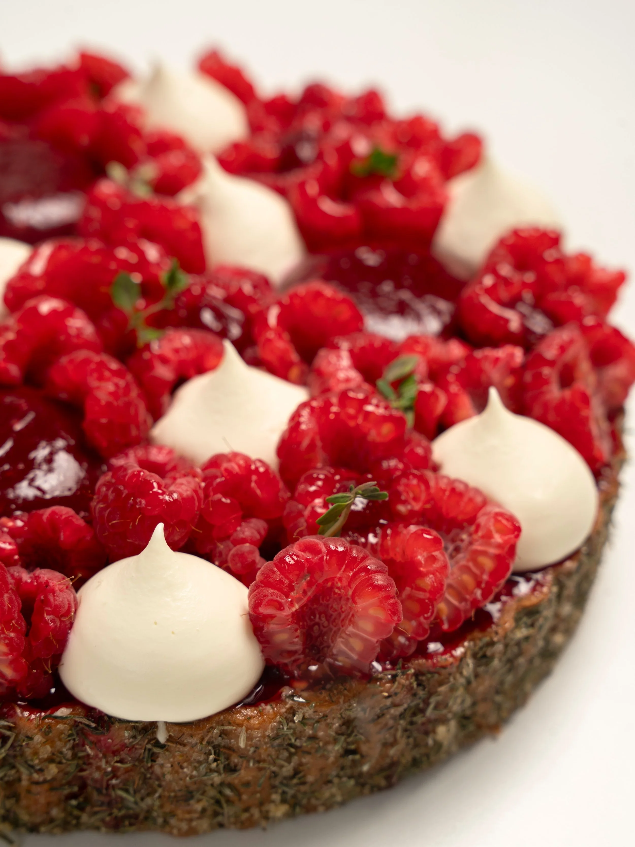 L&rsquo;Aromatique fait son grand retour chez Jojo &amp; Co 🌿

Une tarte o&ugrave; la fra&icirc;cheur de la framboise se m&ecirc;le aux notes d&eacute;licates du thym citron, dans un &eacute;quilibre &agrave; la fois gourmand, l&eacute;ger et plein 