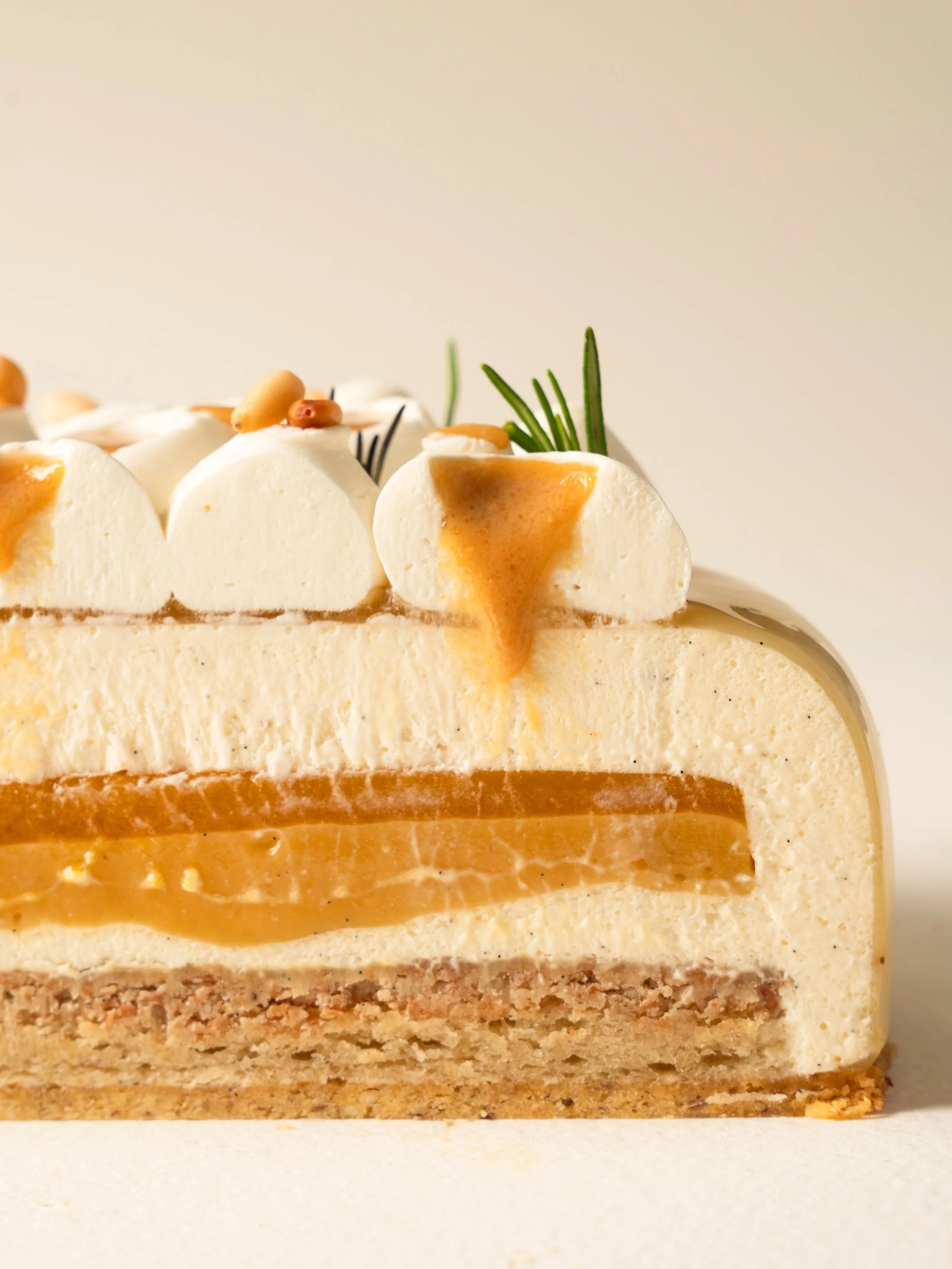 🌿🍑 Une douceur qui sent bon l&rsquo;&eacute;t&eacute;.

Une mousse vanille tout en douceur, un c&oelig;ur mangue-passion plein de fra&icirc;cheur, un caramel &agrave; l&rsquo;abricot g&eacute;n&eacute;reux et cette petite touche de romarin qui chan