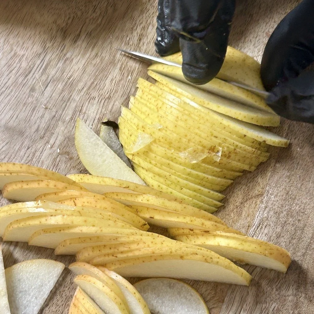 tarte-bourdaloue-decoupe-poire-jojo-and-co.jpeg