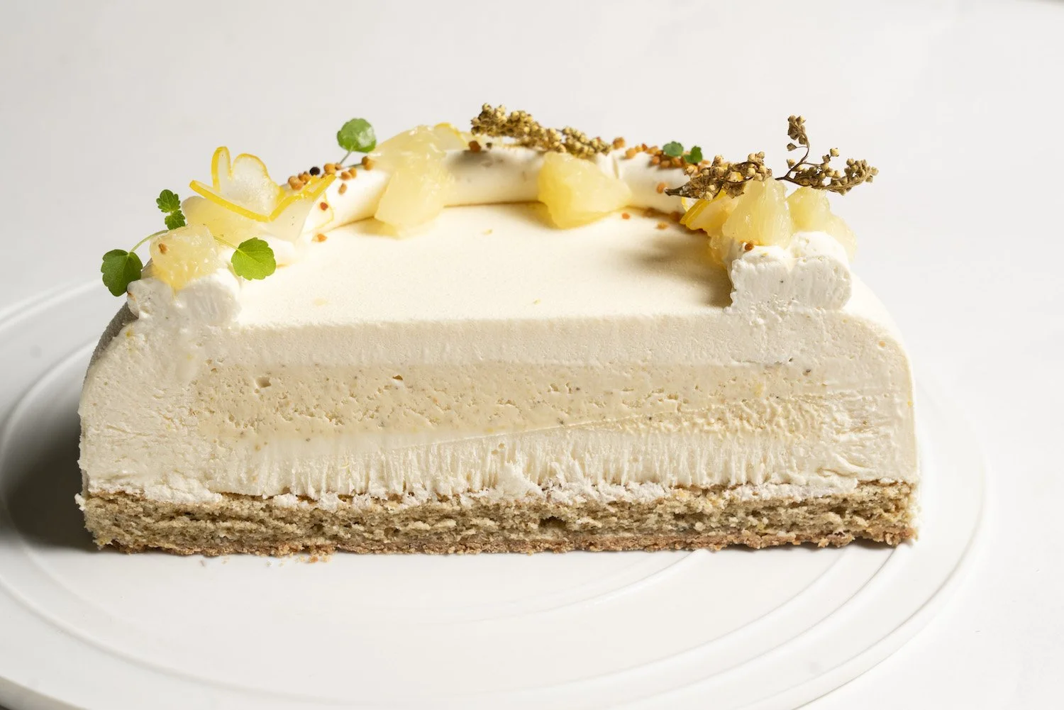 lemon-grace-patisserie-grand-decoupe-citron-herbes.-jojo-and-co.jpg