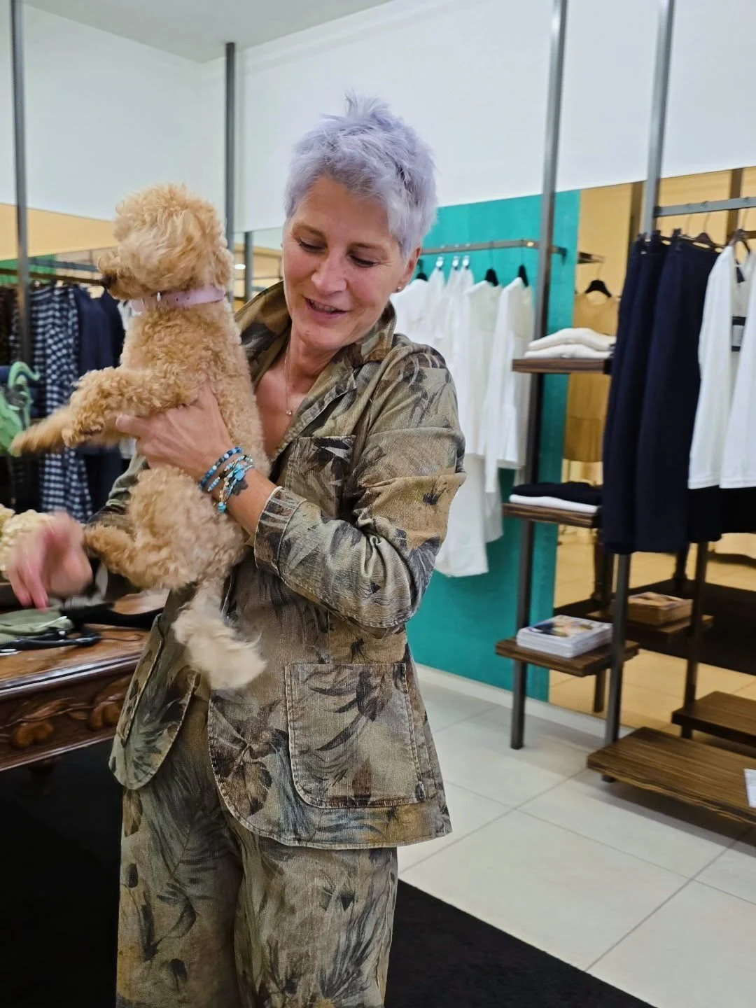 Birba sempre in mezzo come el xioba vivace e contenta.😂 La scelta di Lore oggi &egrave; un bellissimo completo in vellutino millerighe elasticizzato con stampa botanica.
WWW.TOP-STORE.IT 🐶🐈&zwj;⬛🐕🐾🐾⚘️