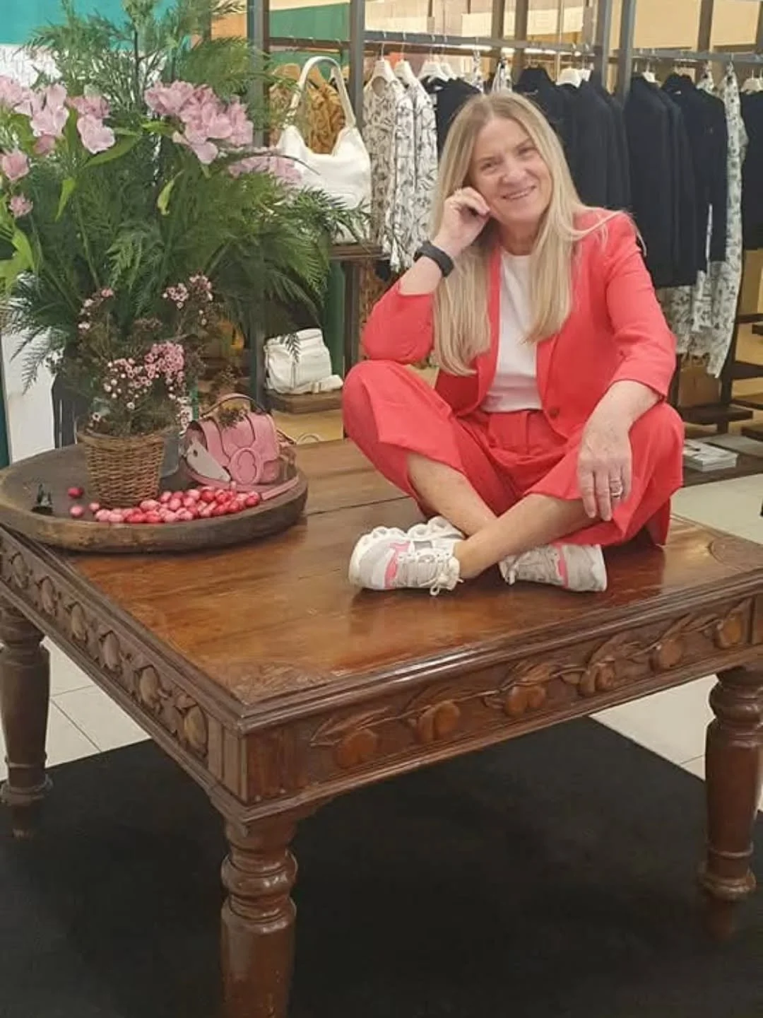 Un piccolo tavolo massiccio e antico ha rappresentato lo stile del nostro negozio nel tempo.
 Ancora disponibile  per chi lo vuole vedere.
1 m. e 20 per lato. 
Il prezzo? Un affarone ! Come diceva il conte Oliver di Alan Ford 😅😍. 

@topstorepaese ?