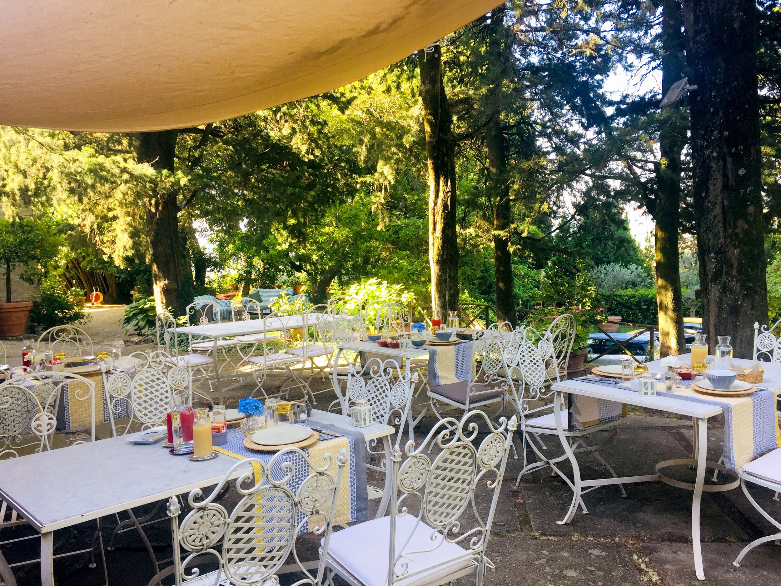 Relais Casamassima_Breakfast outside.jpg