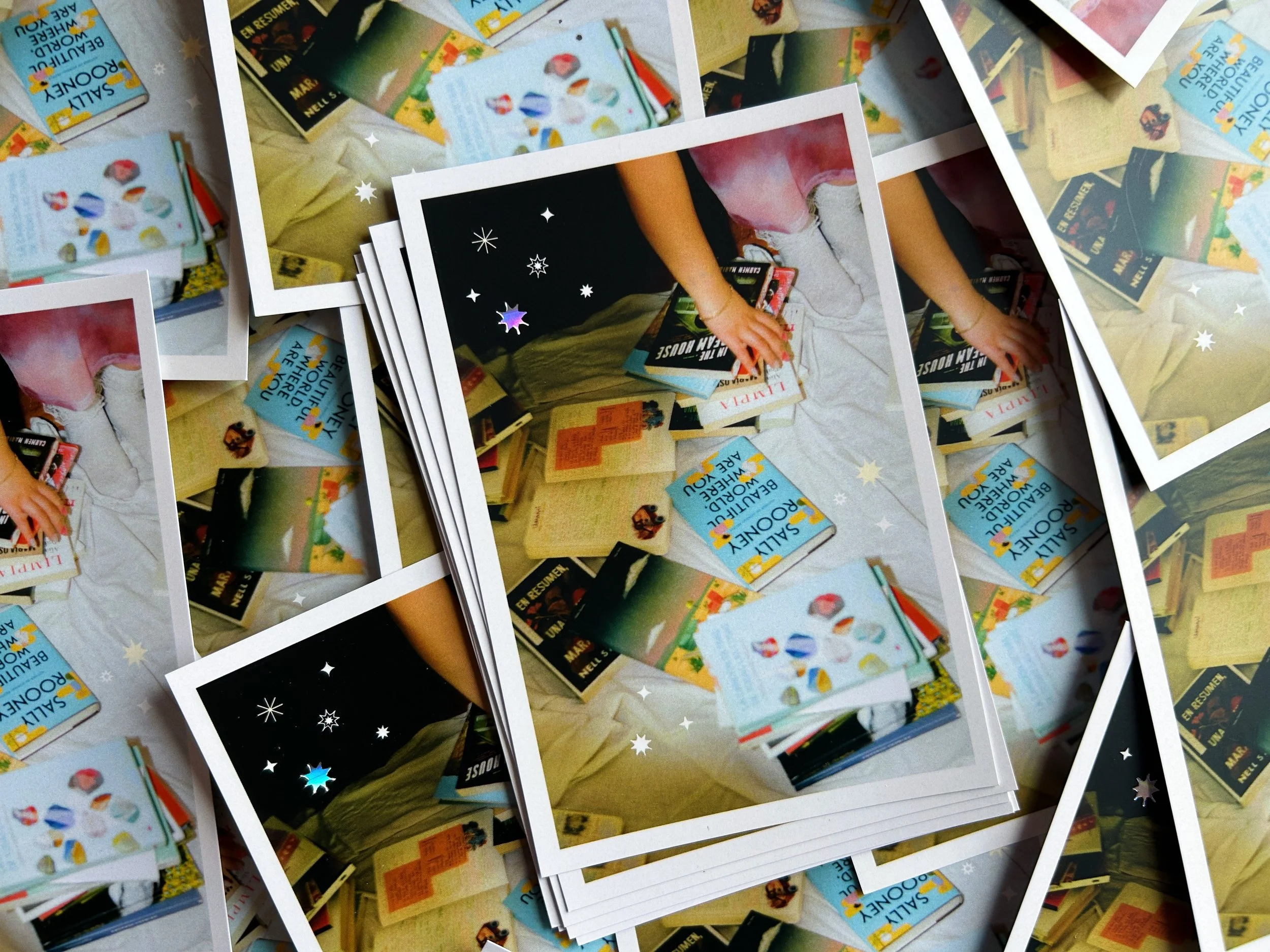 Somos lectoras - 5to aniversario - Postal 4 - Entre libros.jpg
