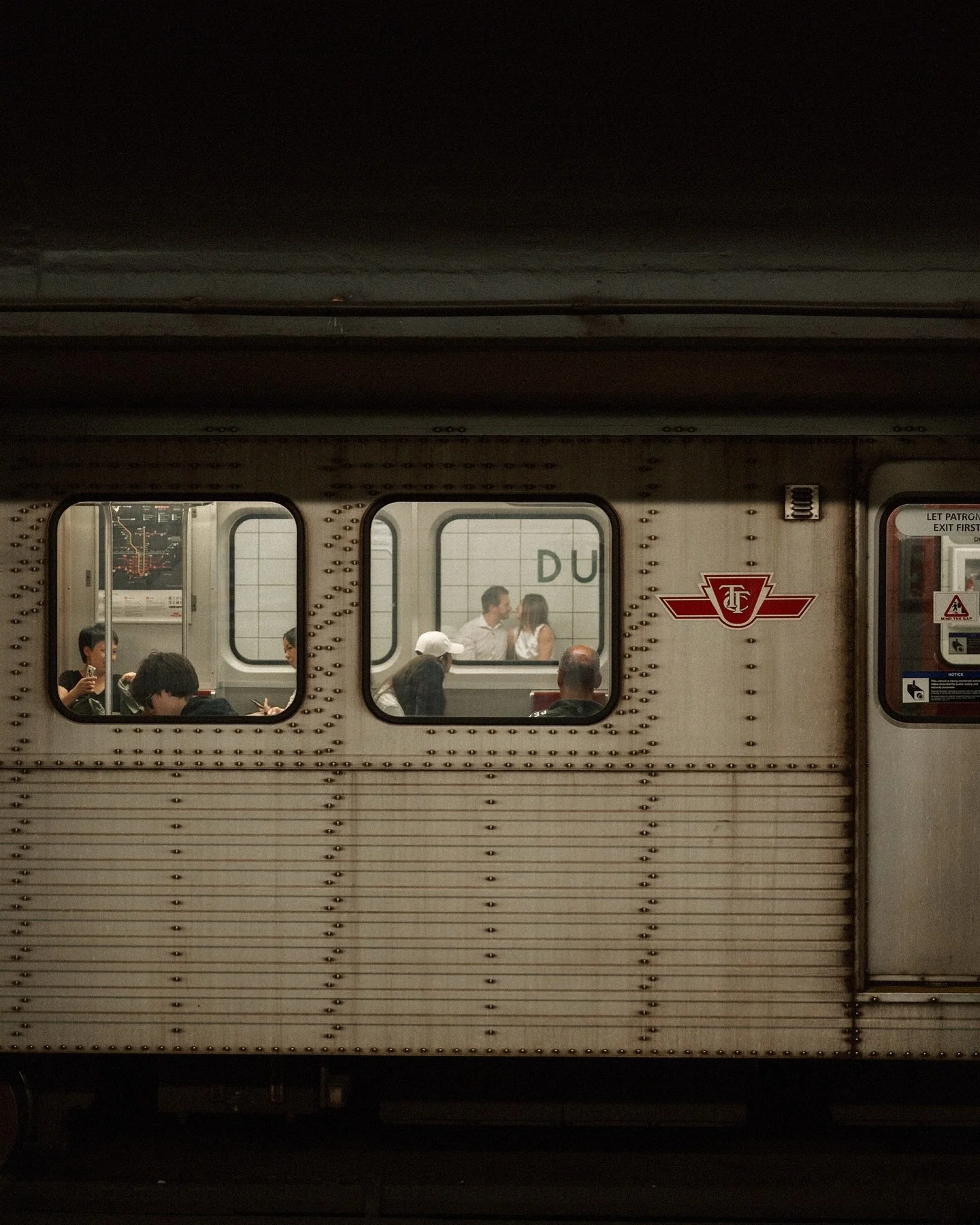 What better way to commemorate being back home on Canadian soil, than sharing an engagement session straight from the (occasional) rom-com-ness of the TTC 🚇🚋💺❤️