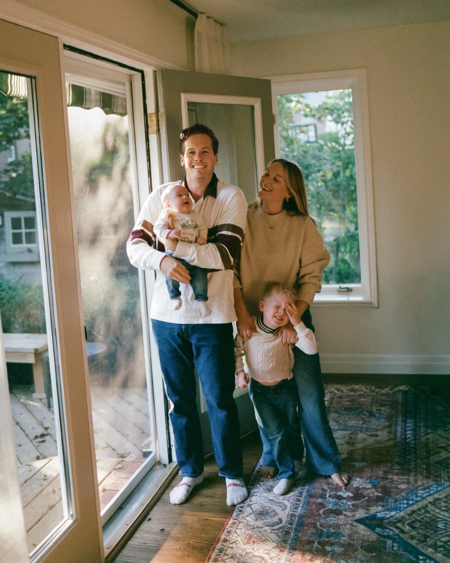 I&rsquo;ve lost count how many times I&rsquo;ve photographed the growing Greenway family over the year and that&rsquo;s just how I like it!! (I particularly like the last slide - the exact moment we all spotted @abbyluuc on a walk across the park 😂