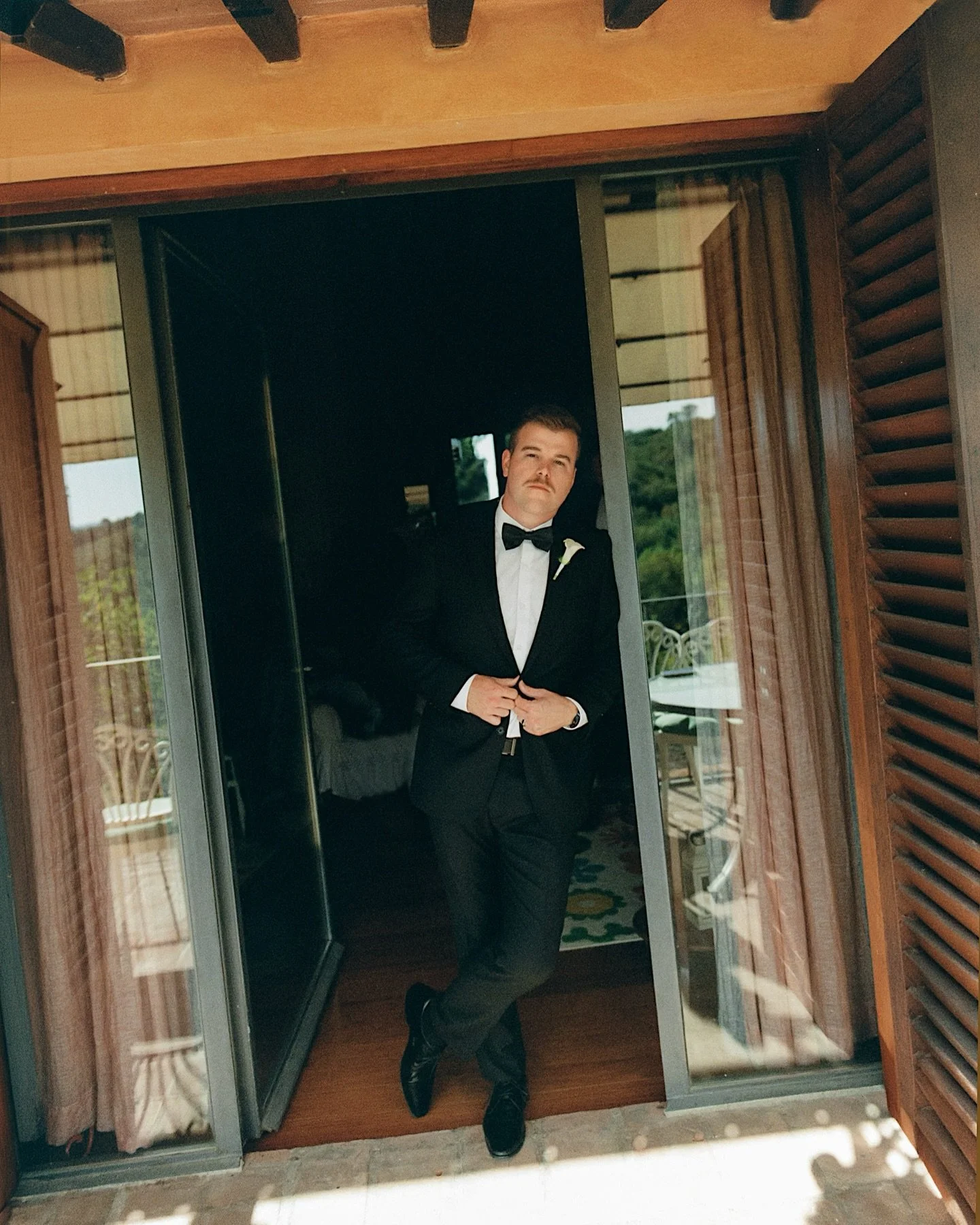 La mattina dello sposo. So good it deserves its own post 🥃🎞️
.
.
.
.
.
#ilgrandeprato
#tuscanyweddingphotographer 
#tuscanywedding
#italyweddingphotographer 
#florenceweddingphotographer