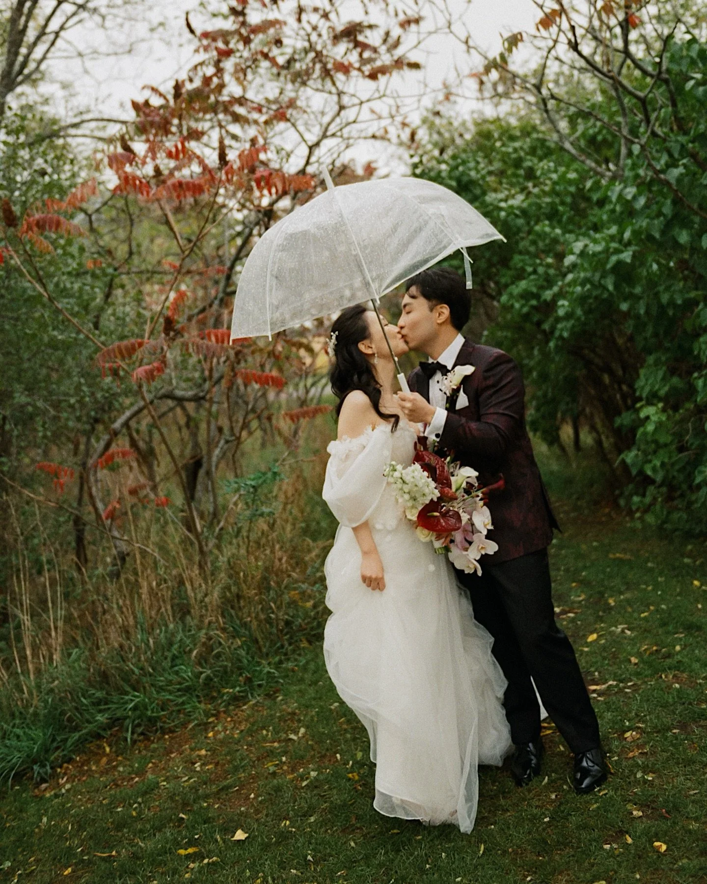 Chrissy and Eric - embodiments of human sunshine, might I add!! - on a chilly autumn day at The Brighthouse. The dream team involved in crafting this day was nothing short of spectacular, for a very deserving couple ⭐️ 
 
Photography: @carachapmanpho