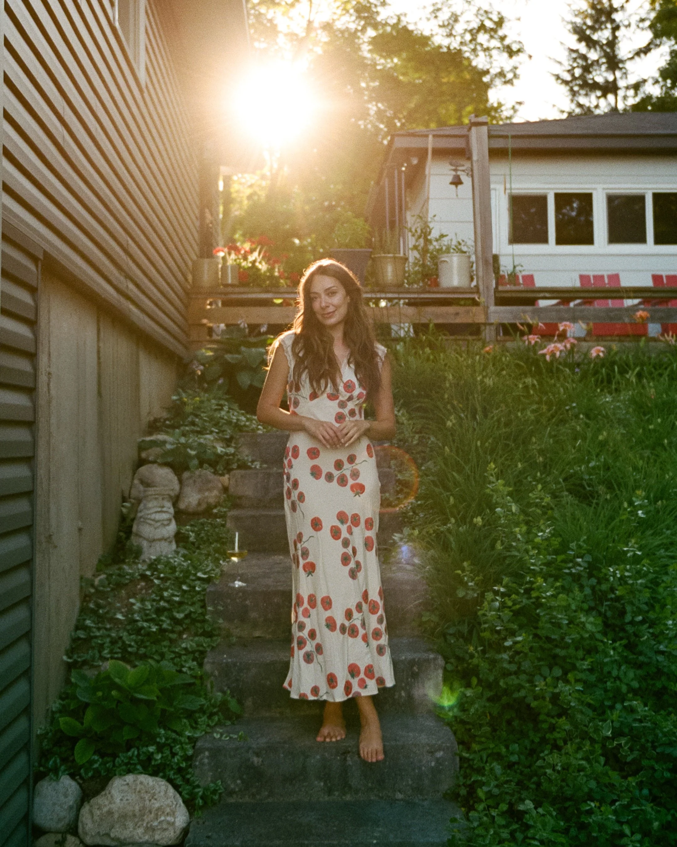 POV your wedding photographer is showing you how to do &ldquo;tiny hands&rdquo; but it&rsquo;s girls cottage vacay edition 🍅🌺🍷
