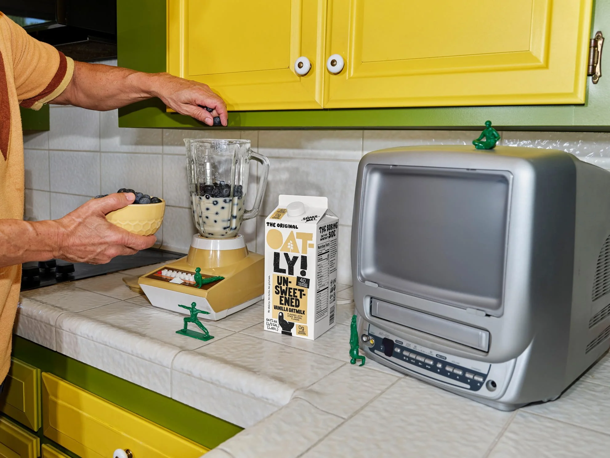 Oatly_US_24_Oatmilk_UnsweetenedVanilla_64oz_Smoothie_Alice1572.jpg