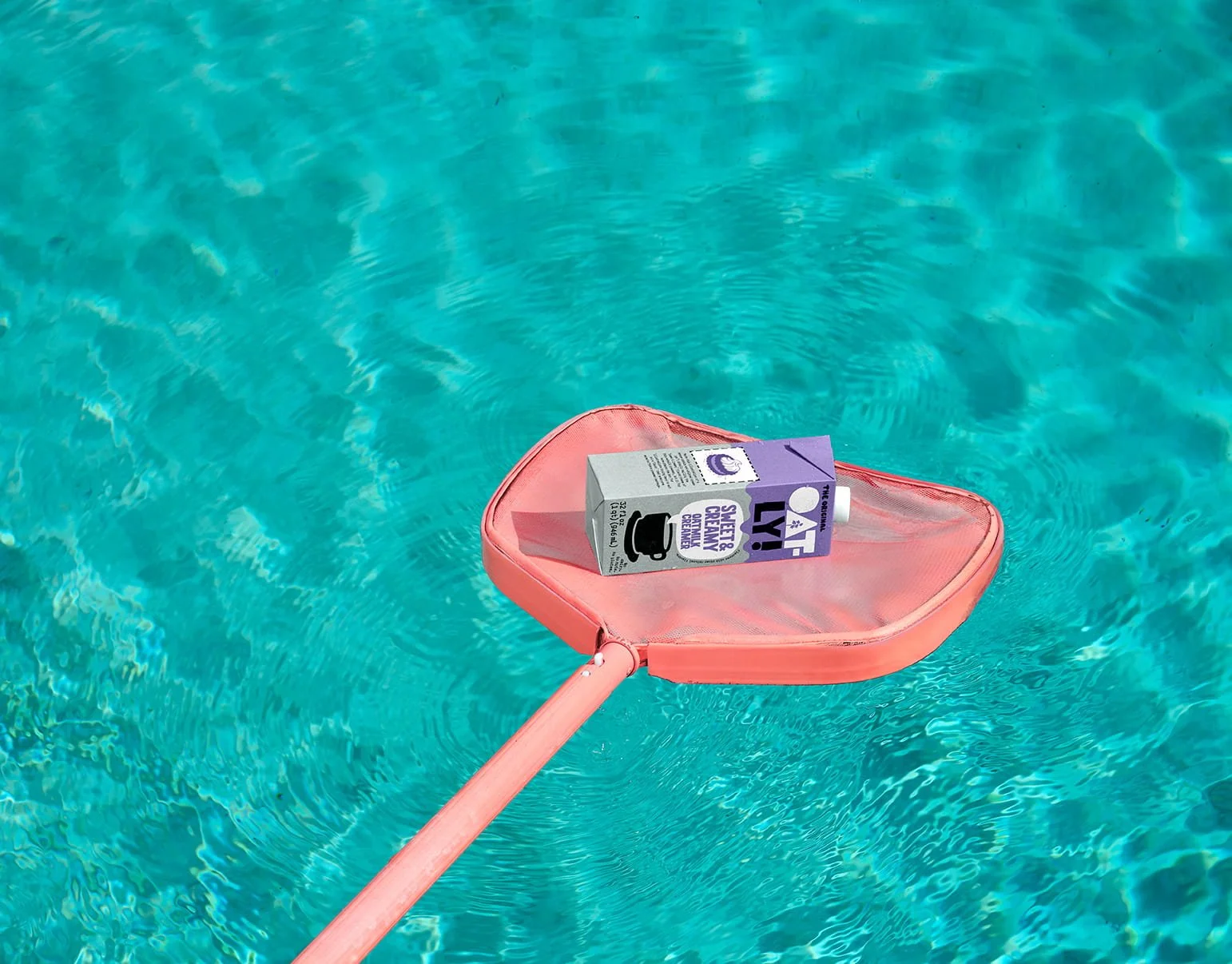 Oatly_US_24_Creamer_SweetCreamy_32oz_PoolSkimmer_Alice11063.jpg