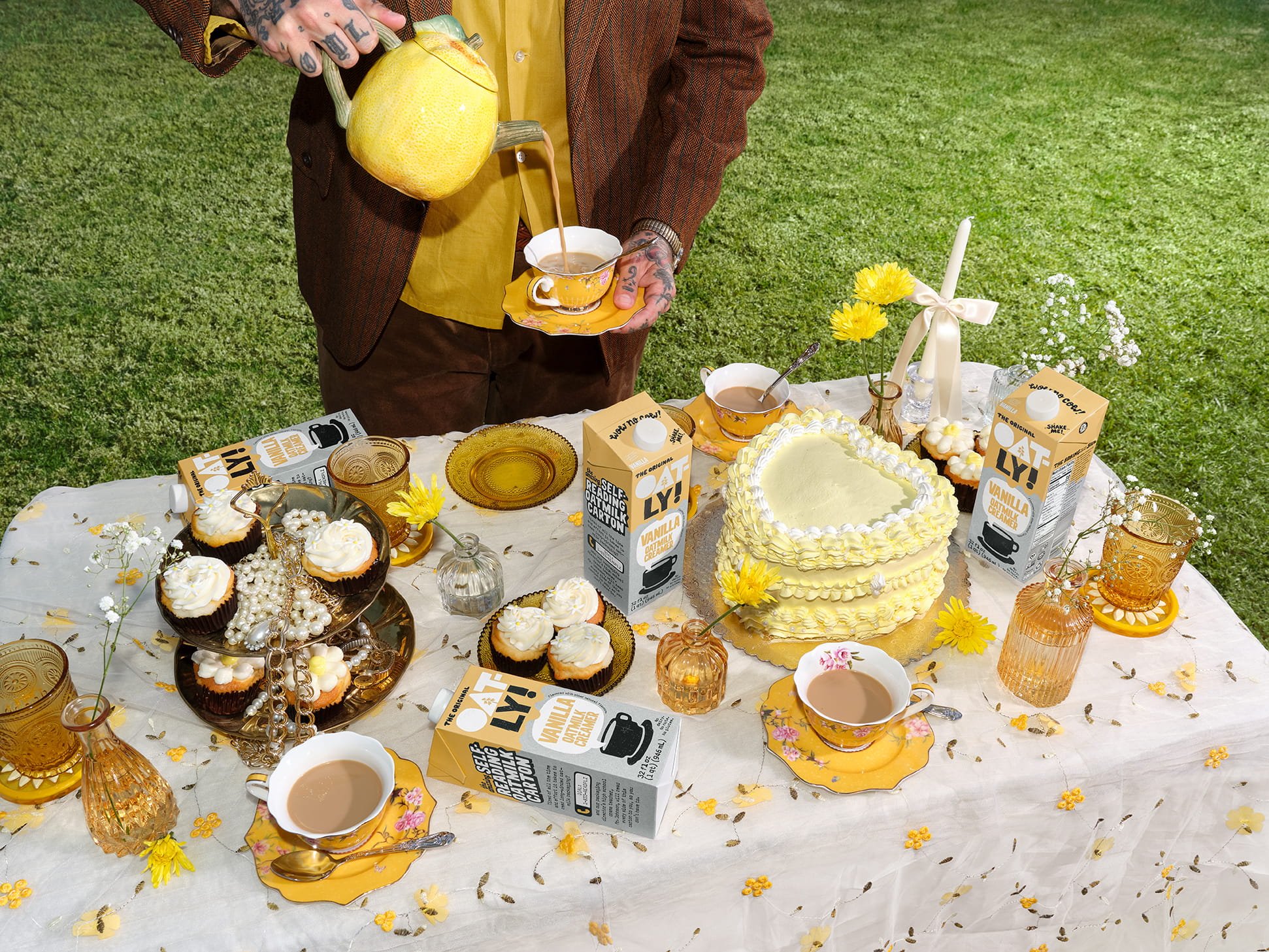 Oatly_US_24_Creamer_Vanilla_32oz_TeaParty1_Alice1741.jpg