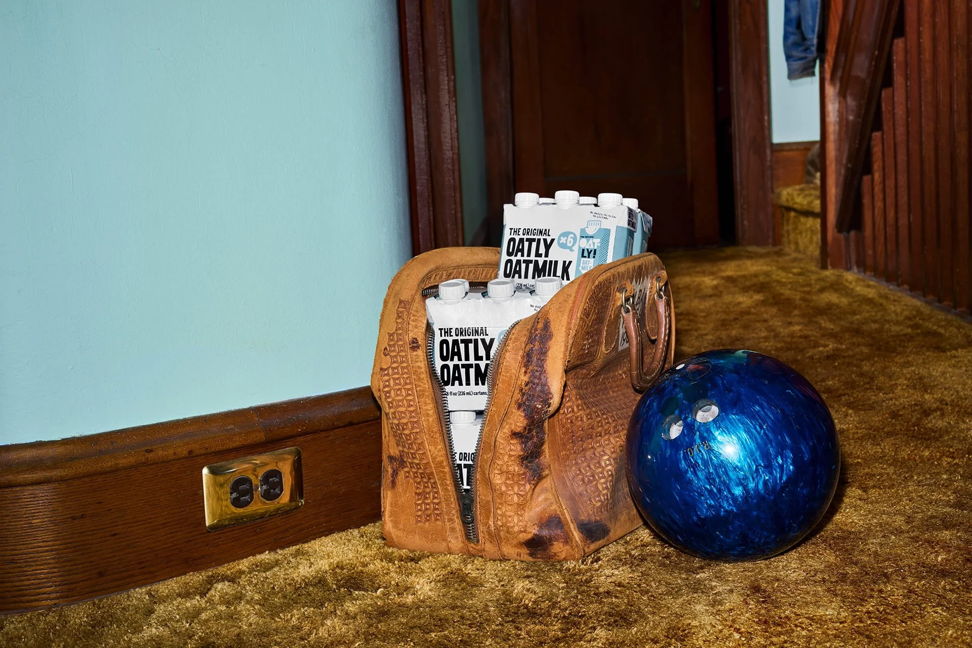 Oatly_US_25_Oatmilk_Original_8oz_BowlingBall_VKRees3660_sRGB.jpg