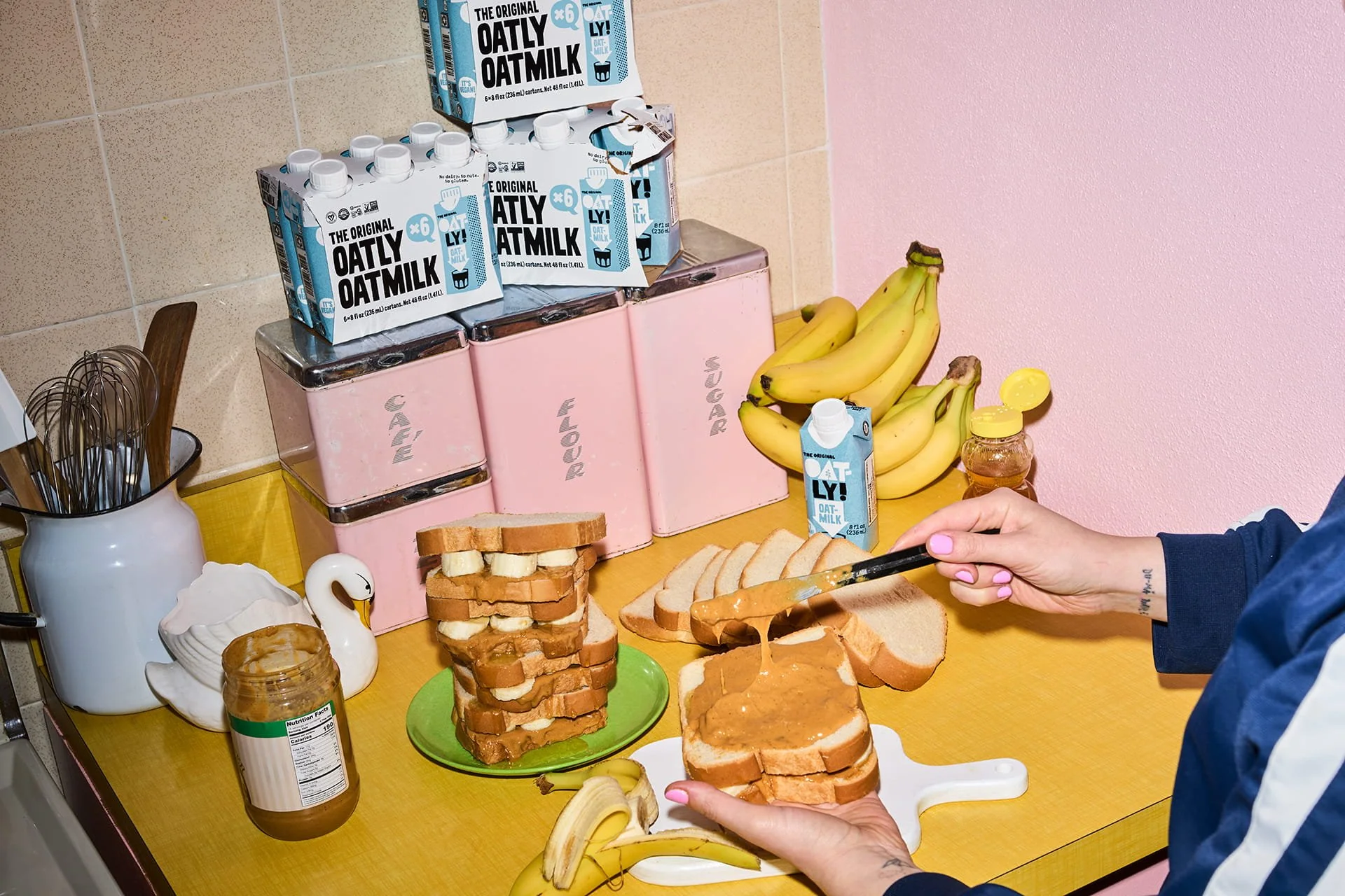 Oatly_US_25_Oatmilk_Original_8oz_PB_VKRees3587_sRGB.jpg