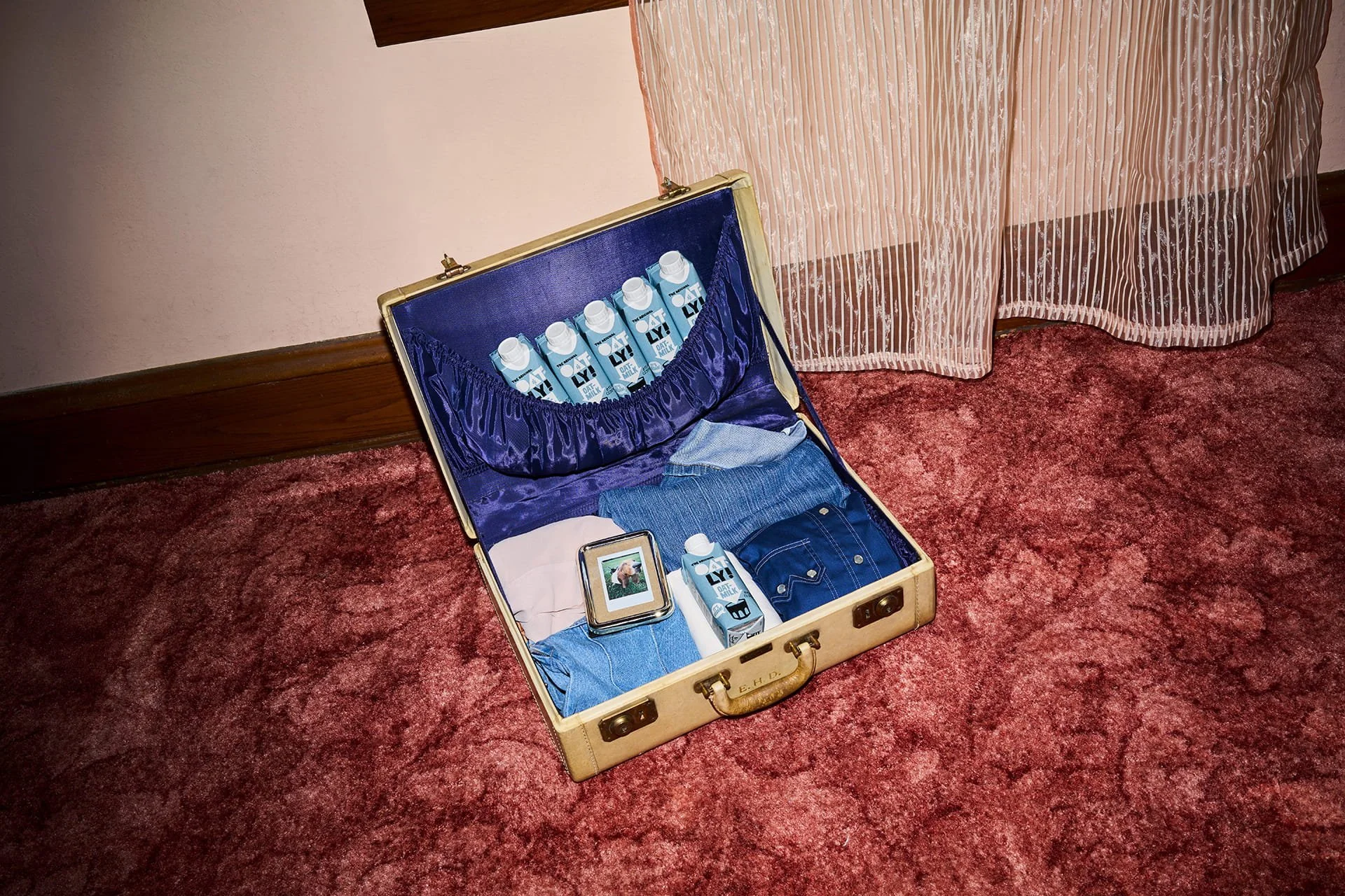 Oatly_US_25_Oatmilk_Original_8oz_Suitcase_VKRees3283_sRGB.jpg
